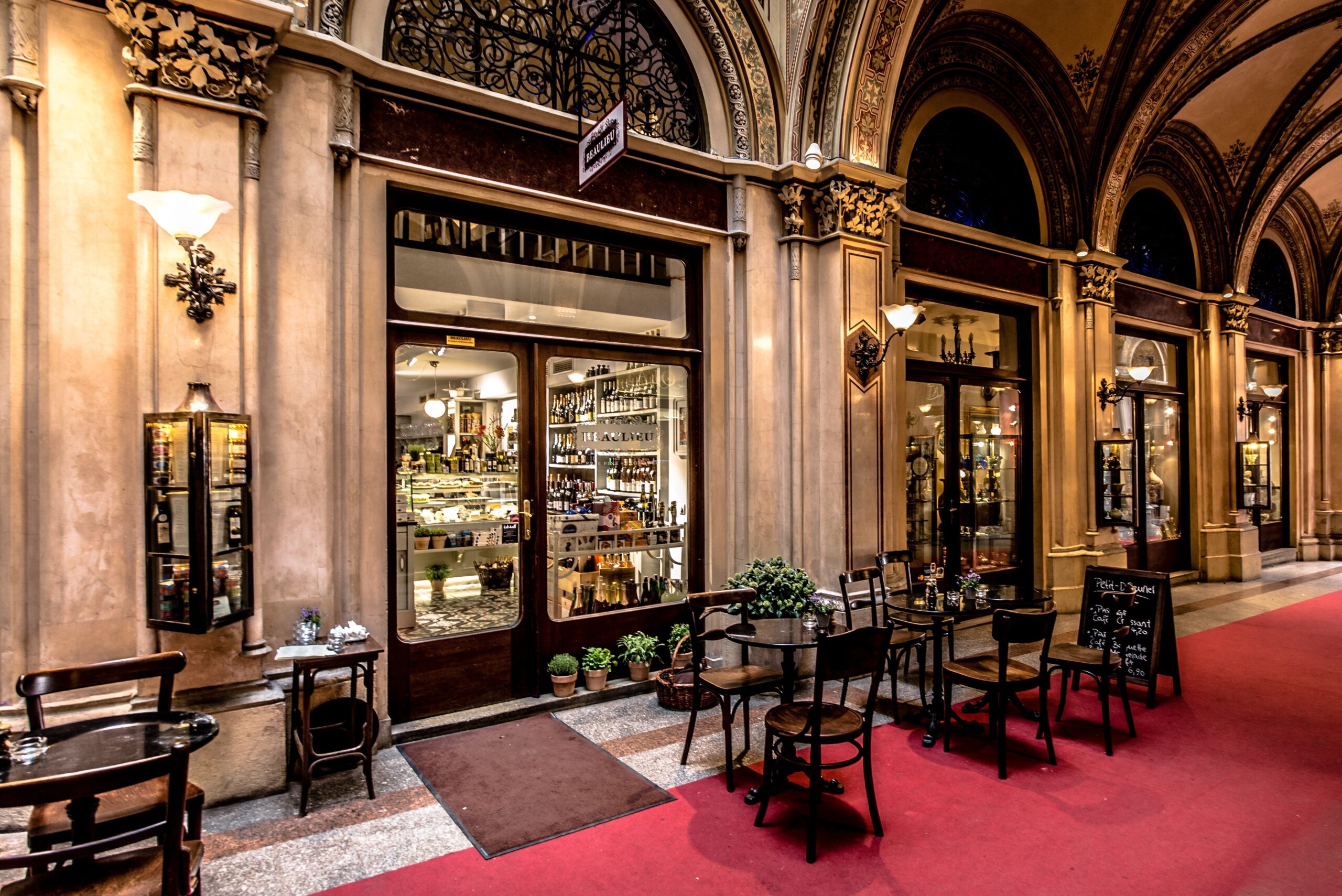 Café in Wien – Gemütliche Kaffeehaus-Atmosphäre mit Servierteller und Mehlspeise, Österreich
