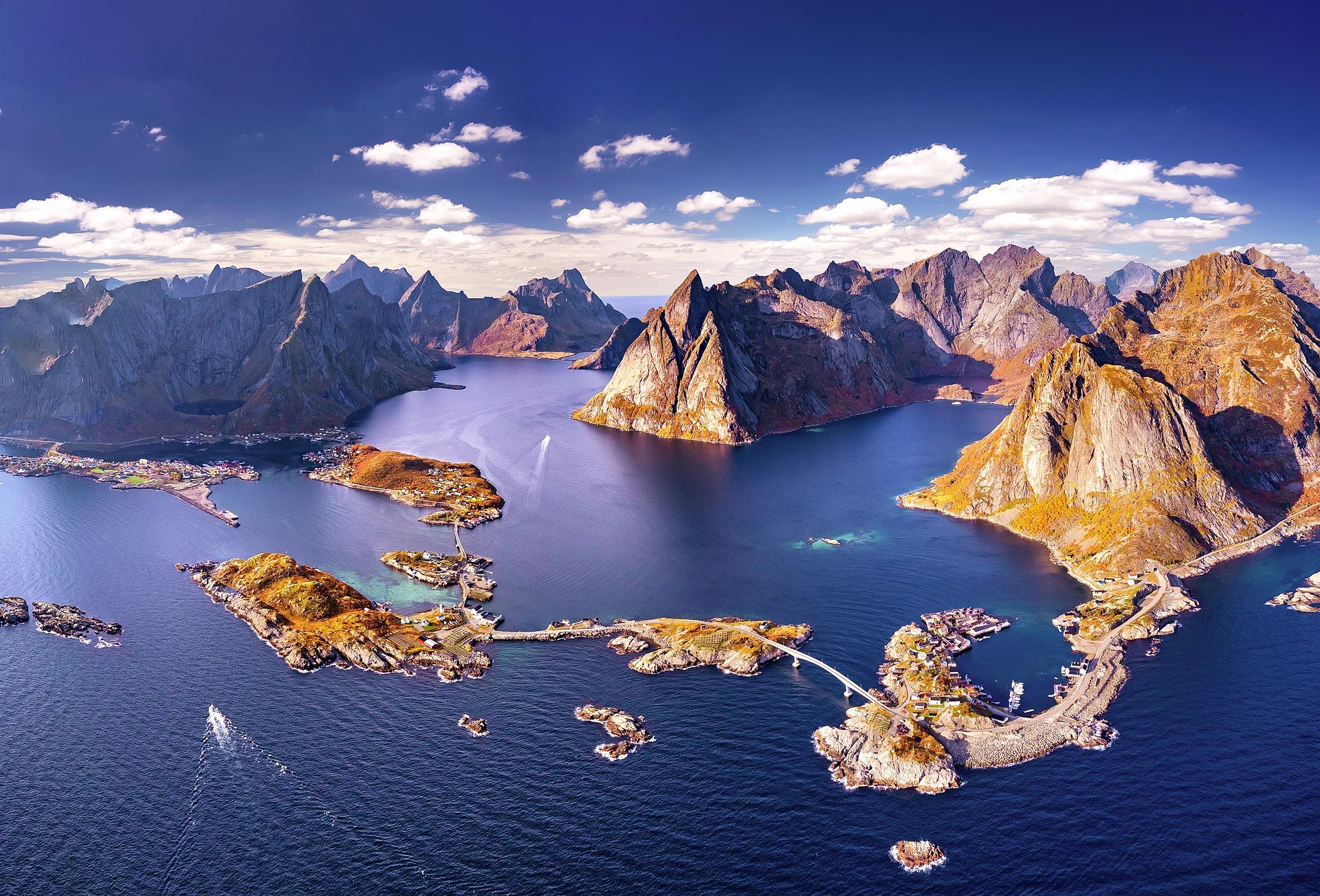 Lofoten – Luftaufnahme von Bergen und Wasser, Norwegen