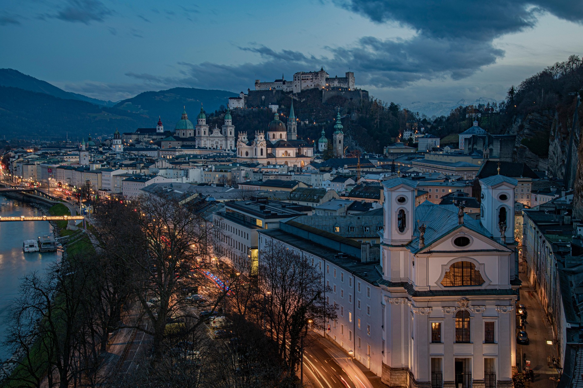 Nächtliches Salzburg – Salzach mit Brücken und illuminierten Kuppeln, Österreich