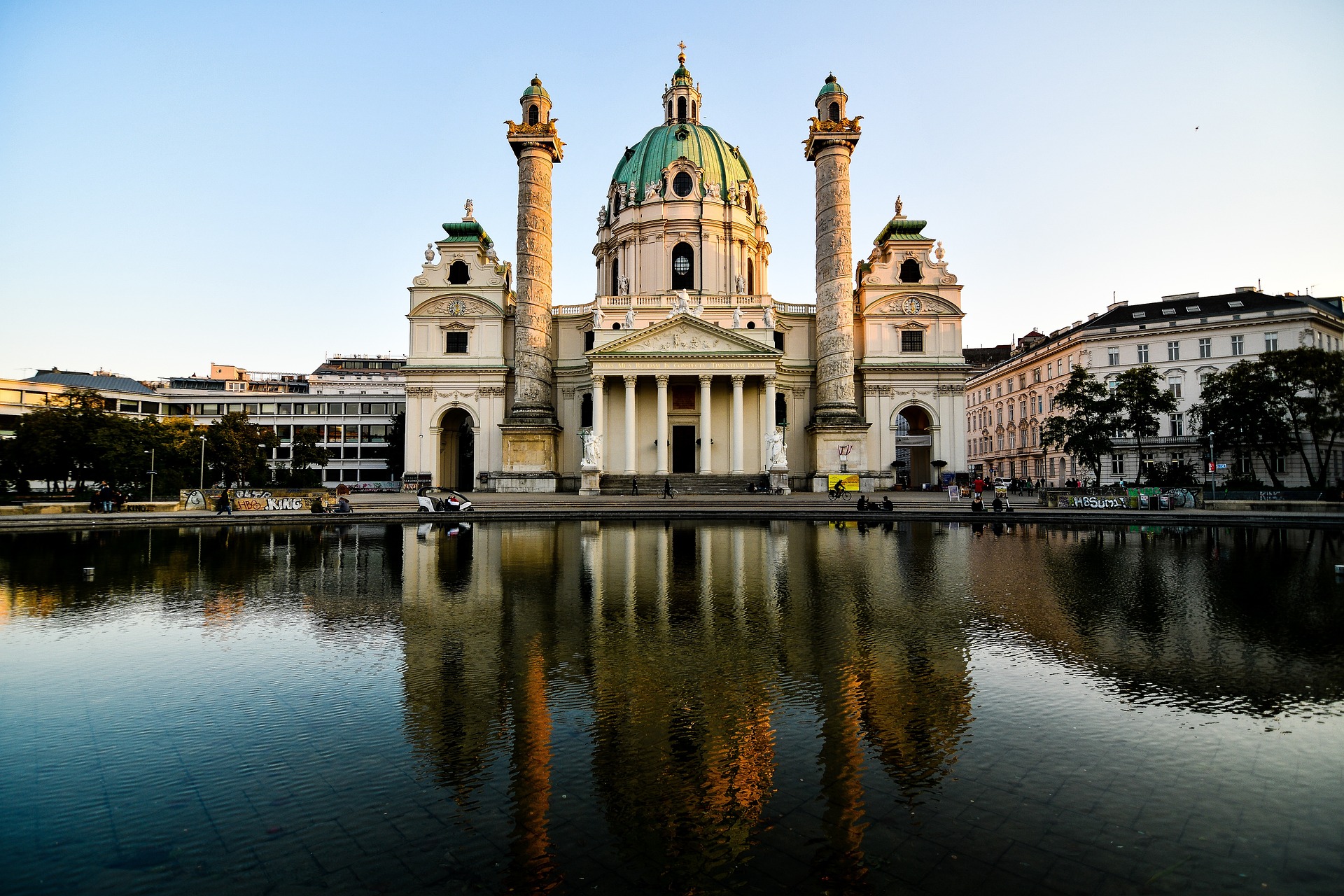 Karlskirche Wien – Barocke Kirche mit Kuppel und Säulenportikus, reflektiert im Wasser, Österreich