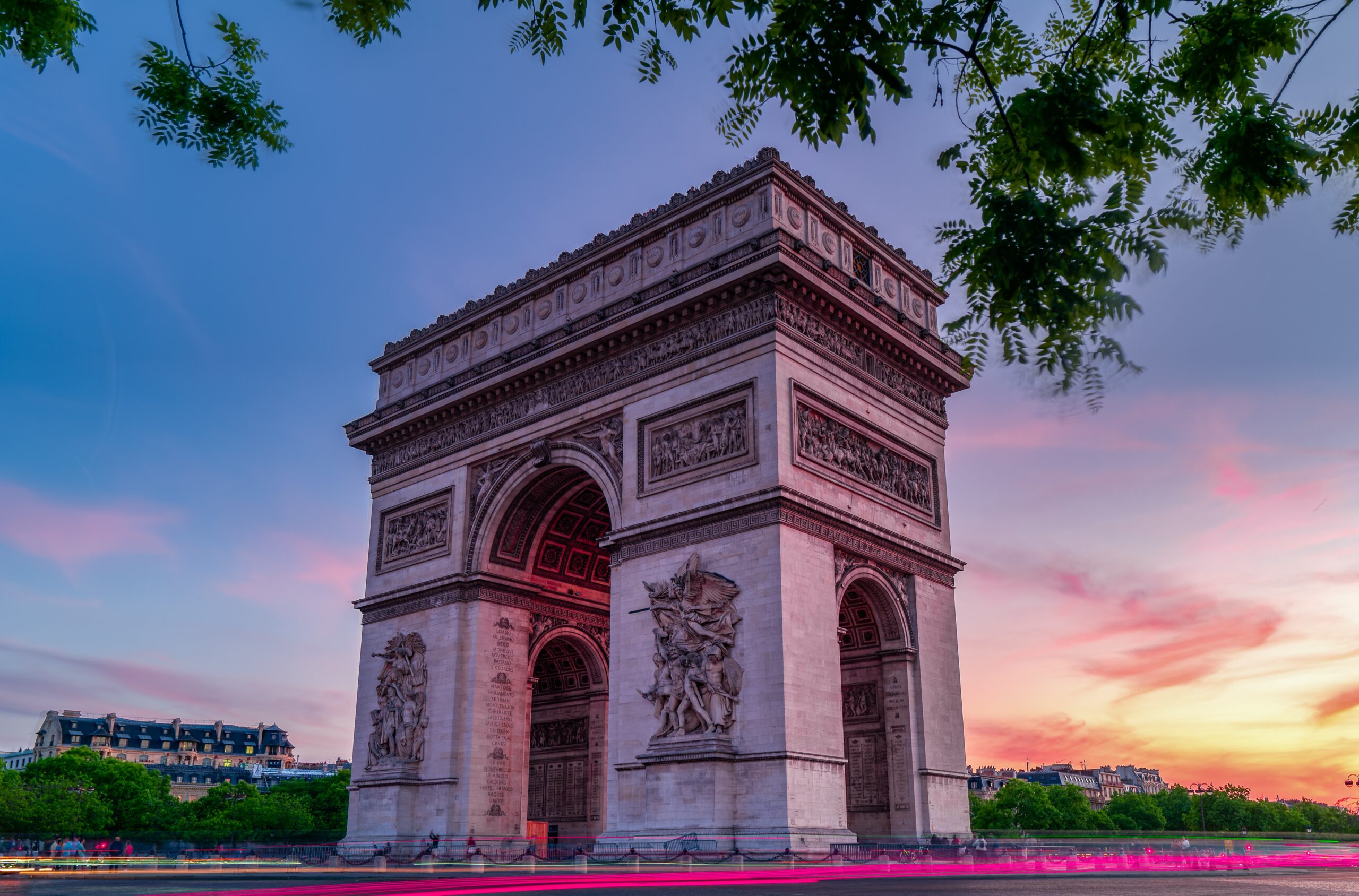 Arc de Triomphe bei Sonnenuntergang – Warmes Licht und rosa Wolken über dem Monument, Frankreich