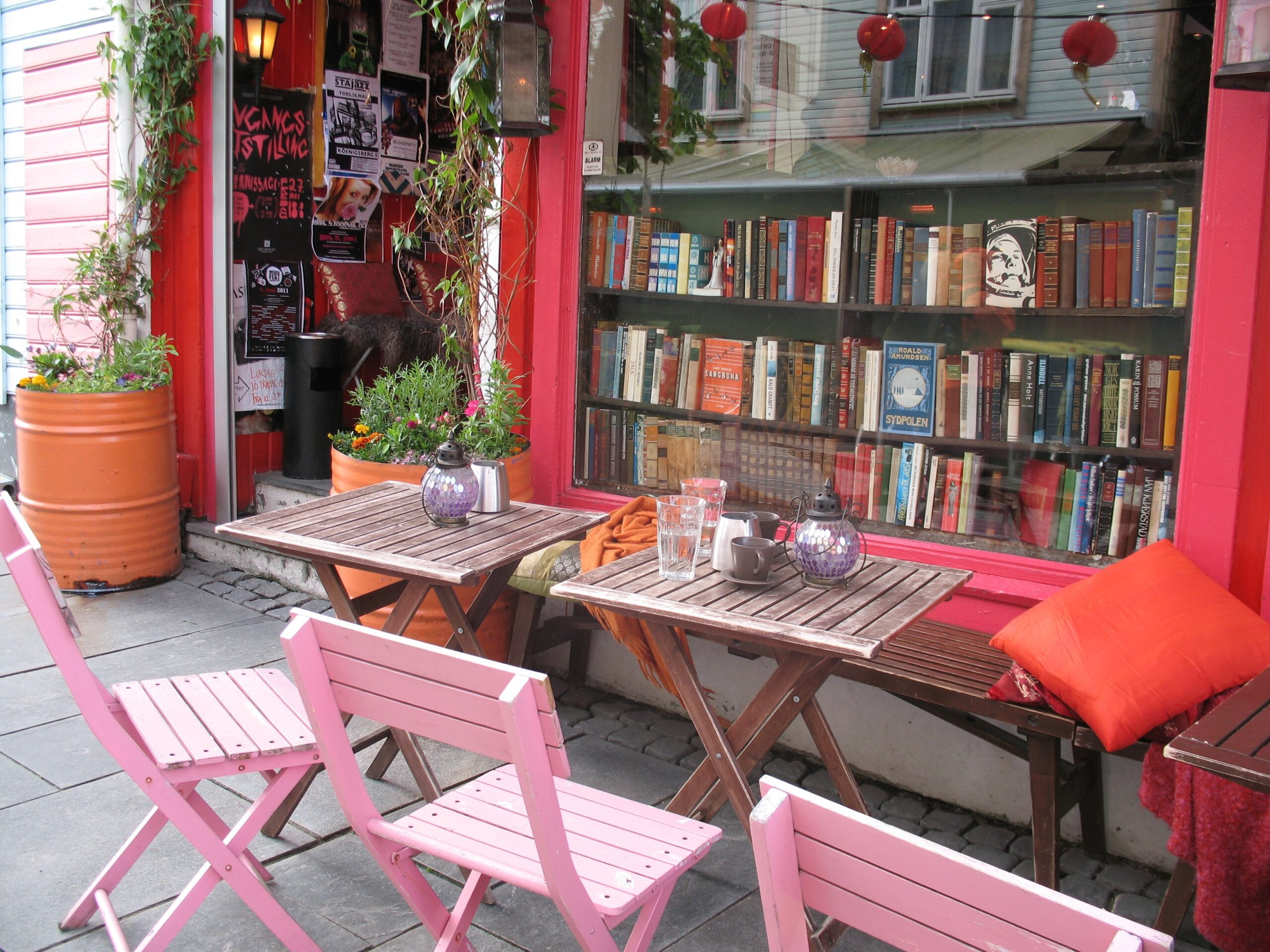 Gemütliches Lese-Café in Stawanger, Norwegen