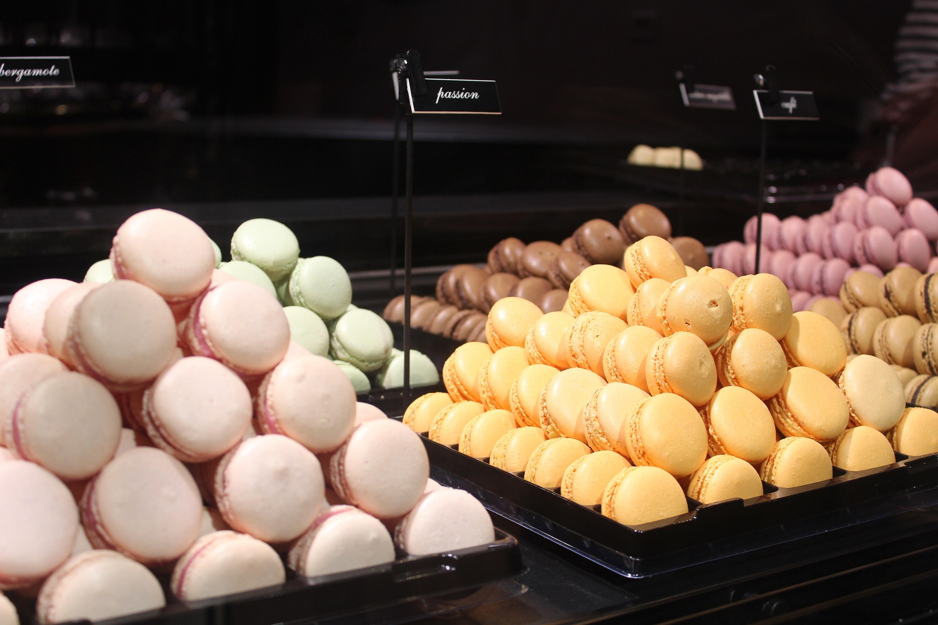 Bäckerei Frankreich – Frische Macarons in Pastellfarben, Frankreich