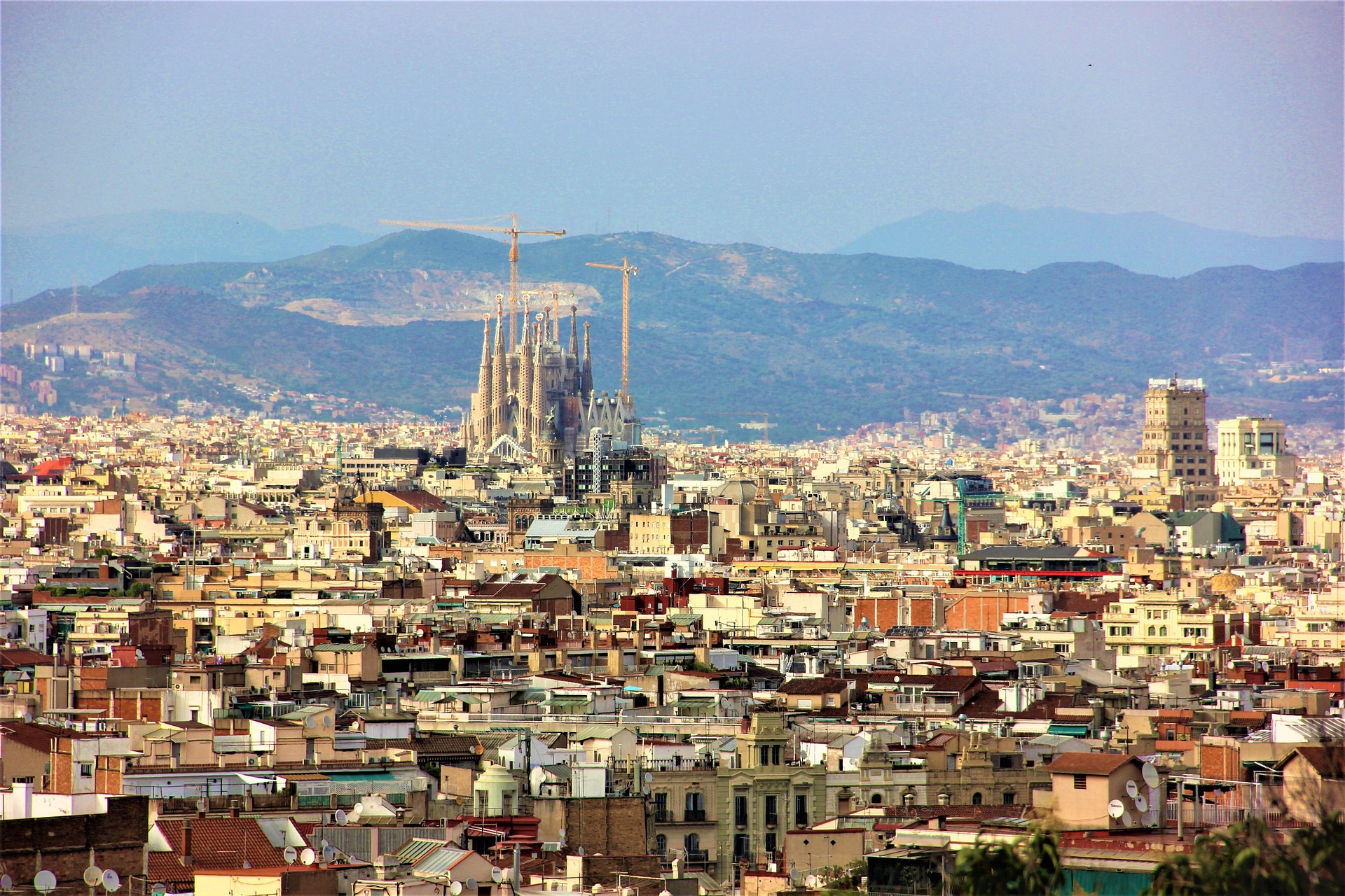Sagrada Família Barcelona – Gaudís Basilika im Stadtpanorama, Spanien