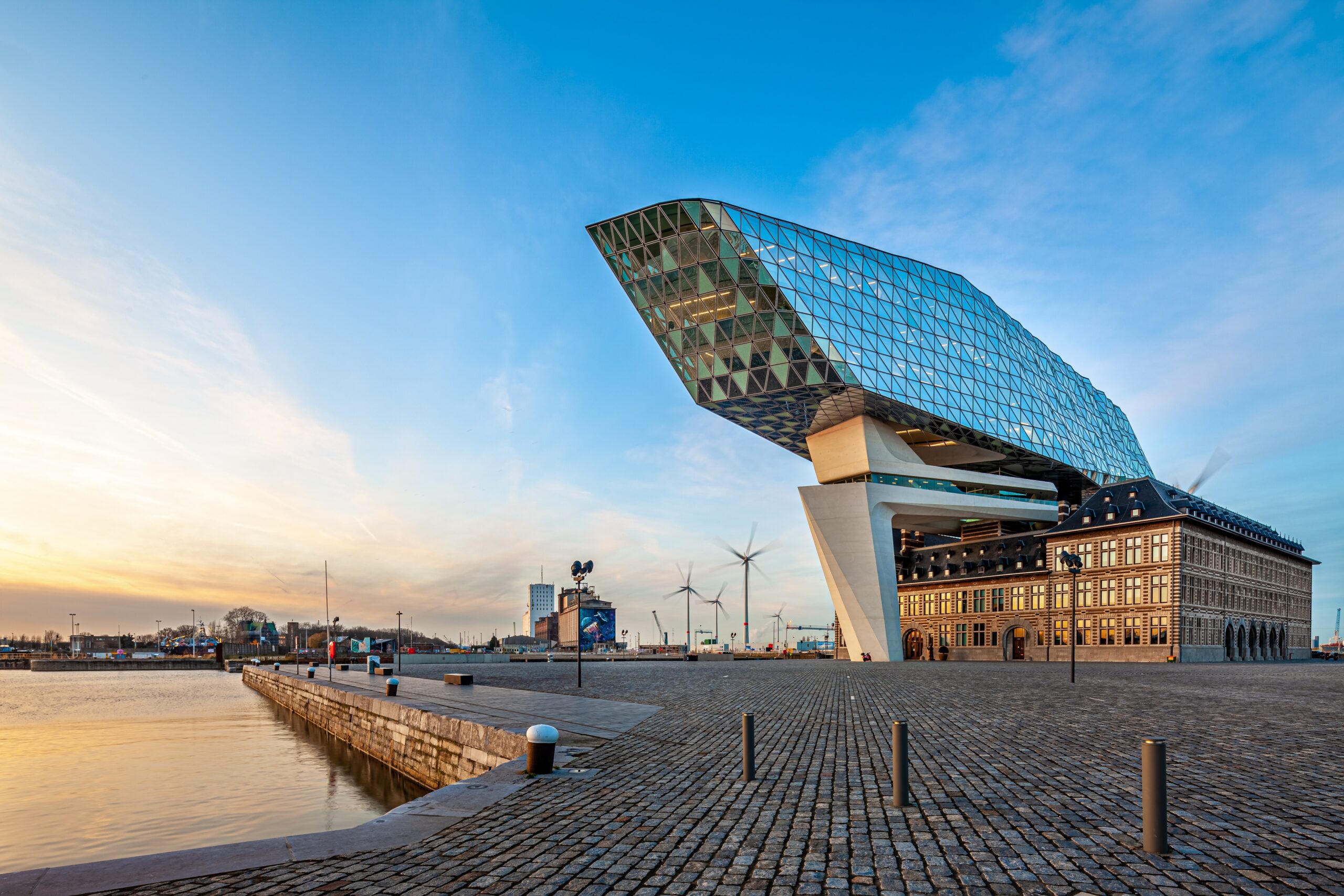 Hafen Antwerpen – Spiegelnde Glasfassade eines Bürogebäudes im Hafengebiet, Belgien