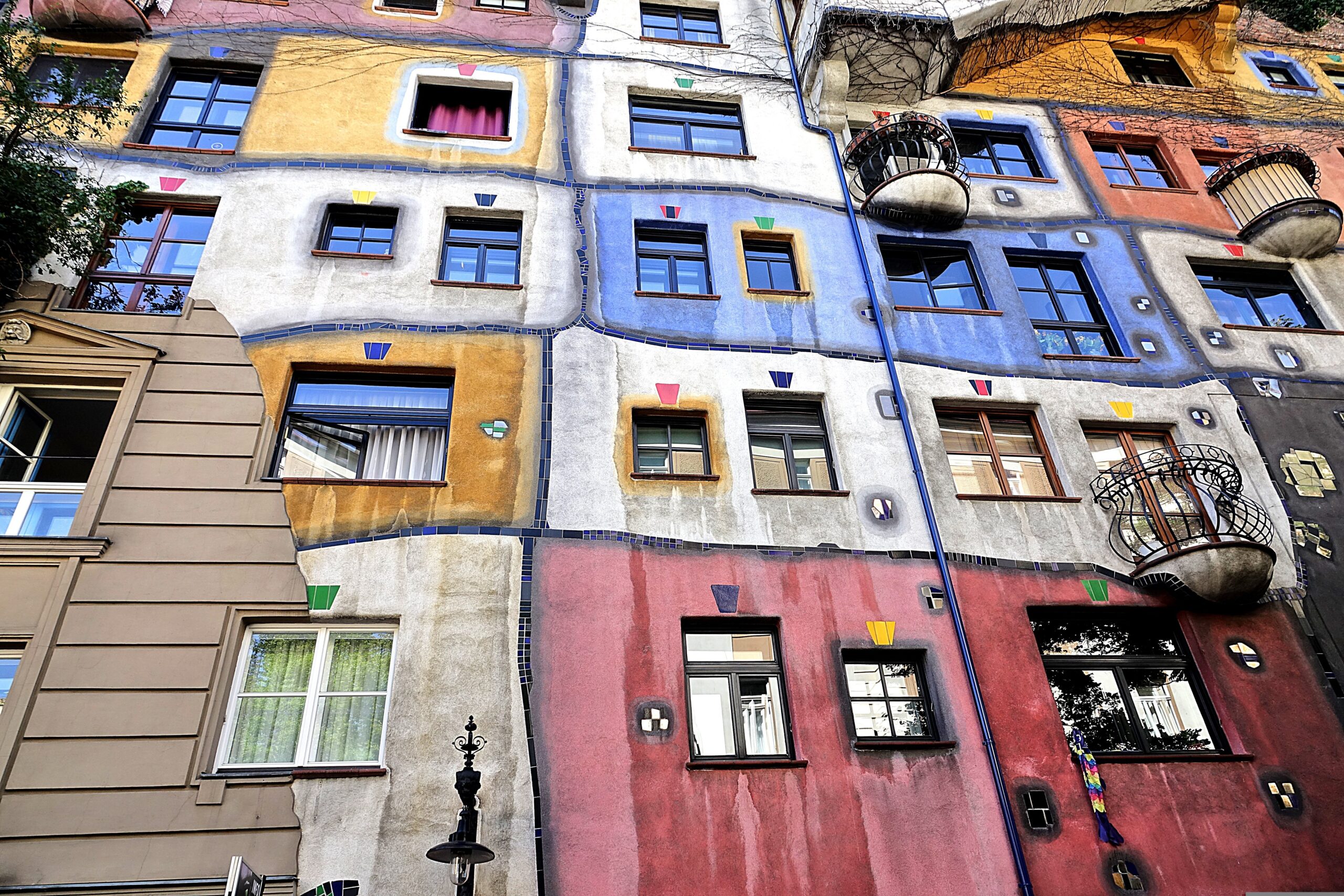 Hundertwasserhaus Wien – Buntes Wohnhaus mit welligen Böden und Fassadenbäumen, Österreich