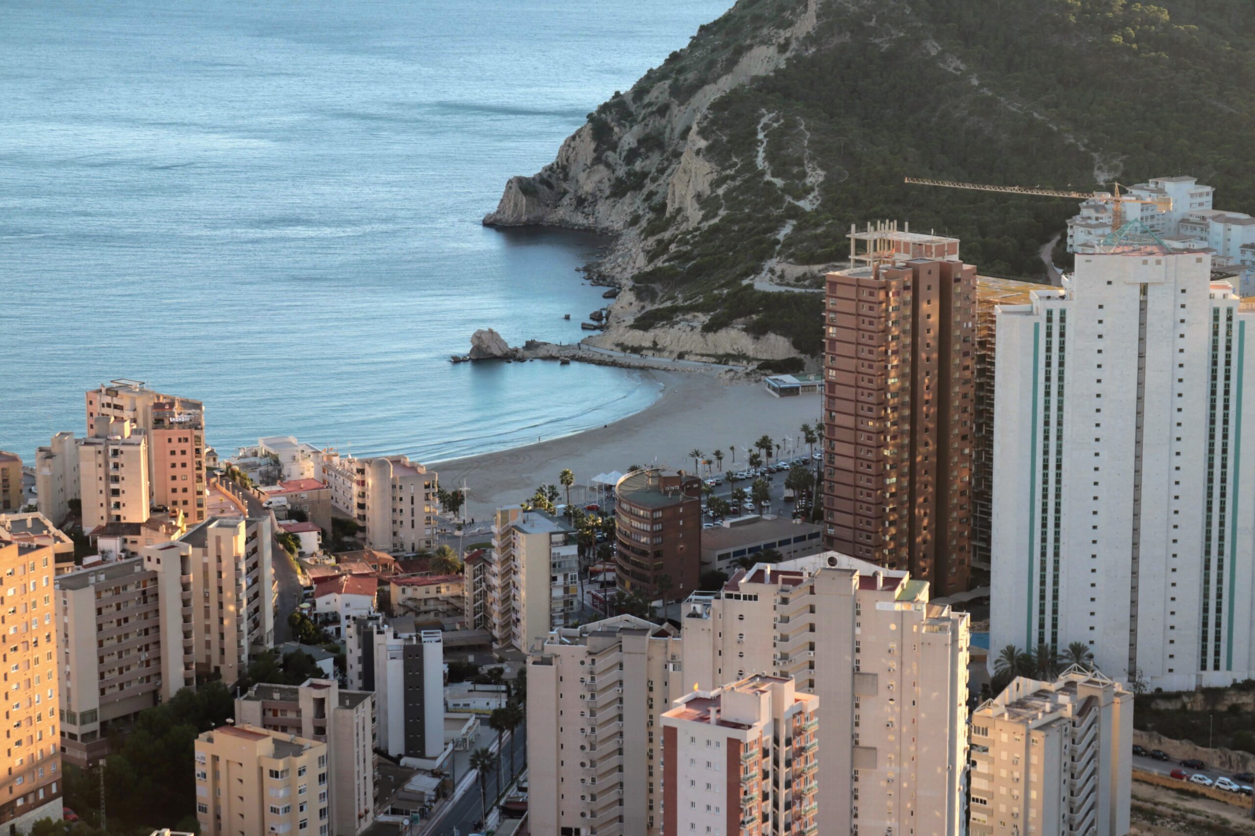 Benidorm – Stadtansicht mit Hochhäusern und Küstenlinie, Spanien