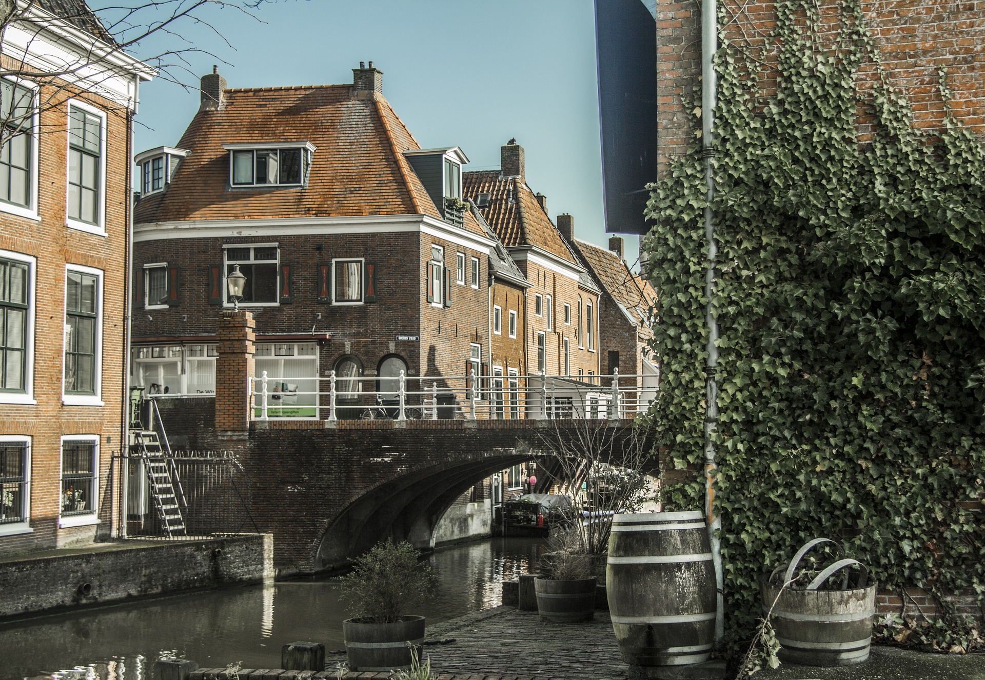 Niederländische Altstadt – Historische Bürgerhäuser mit Treppengiebeln und Gracht, Niederlande