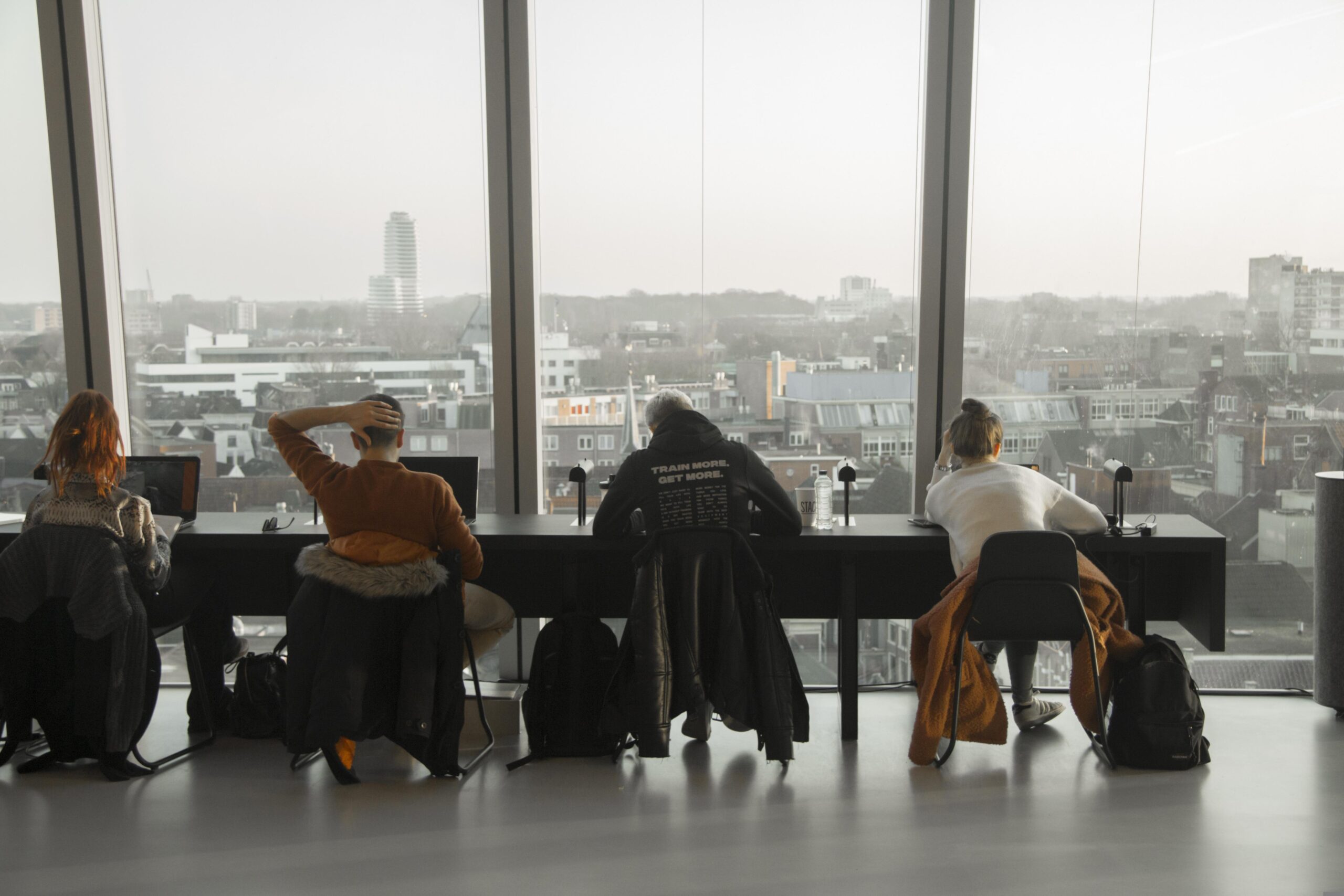 Studierende in den Niederlanden – Gemeinsame Unterrichtsvorbereitung mit Büchern und Laptops, Niederlande