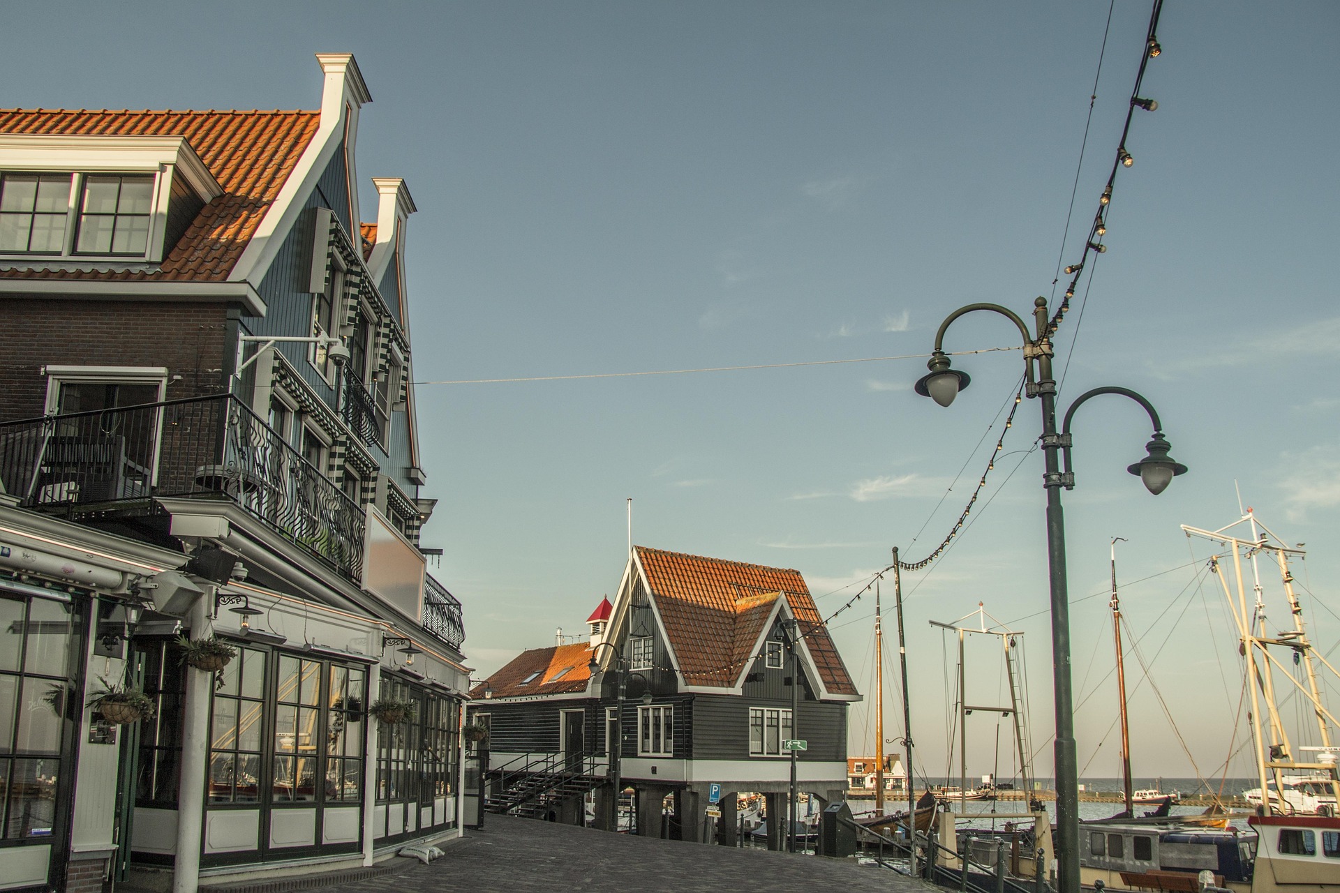 Typische Architektur in den Niederlanden – Altstadtgasse mit Backsteinfassaden, Niederlande