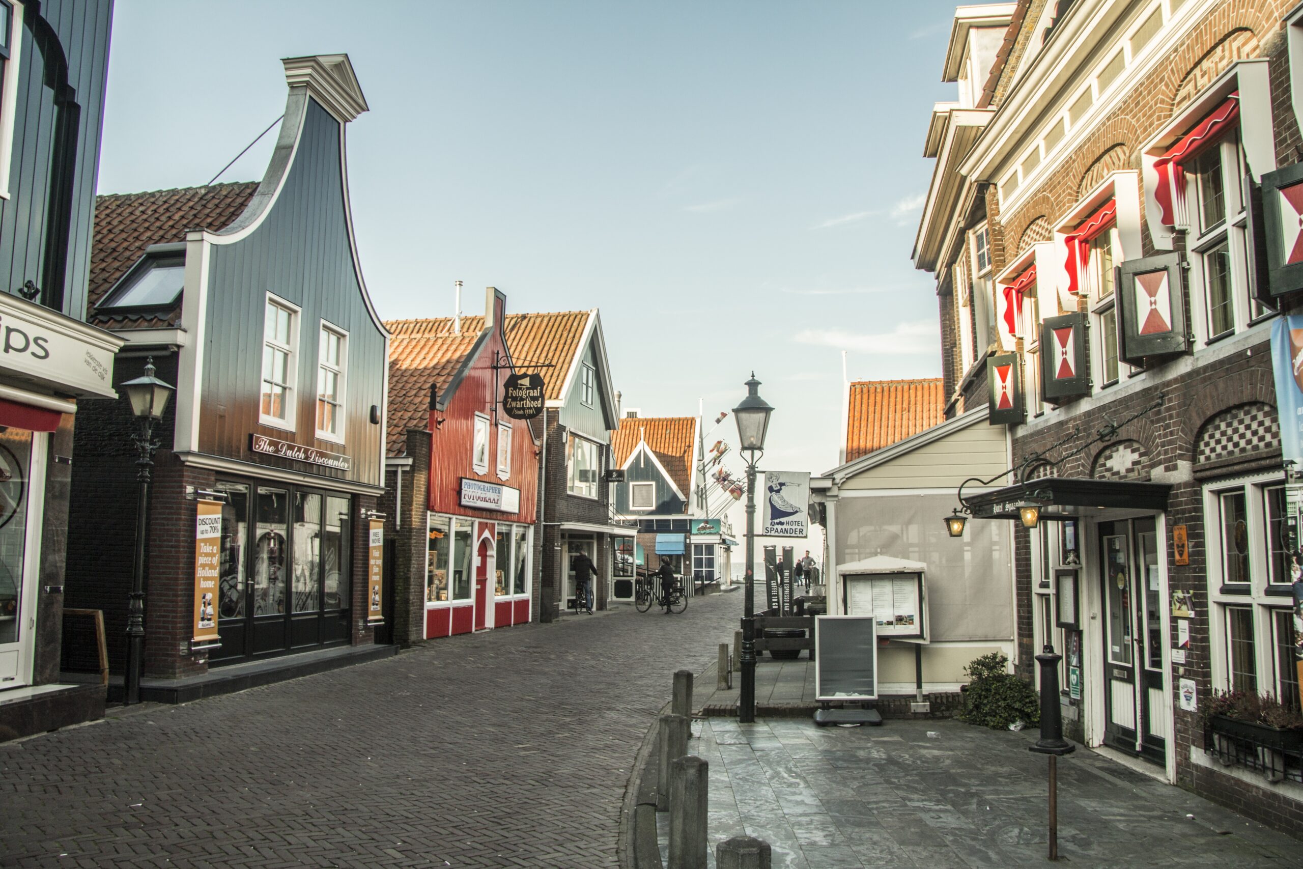 Volendam – Hölzerne Wohnhäuser im niederländischen Fischerdorf, Niederlande
