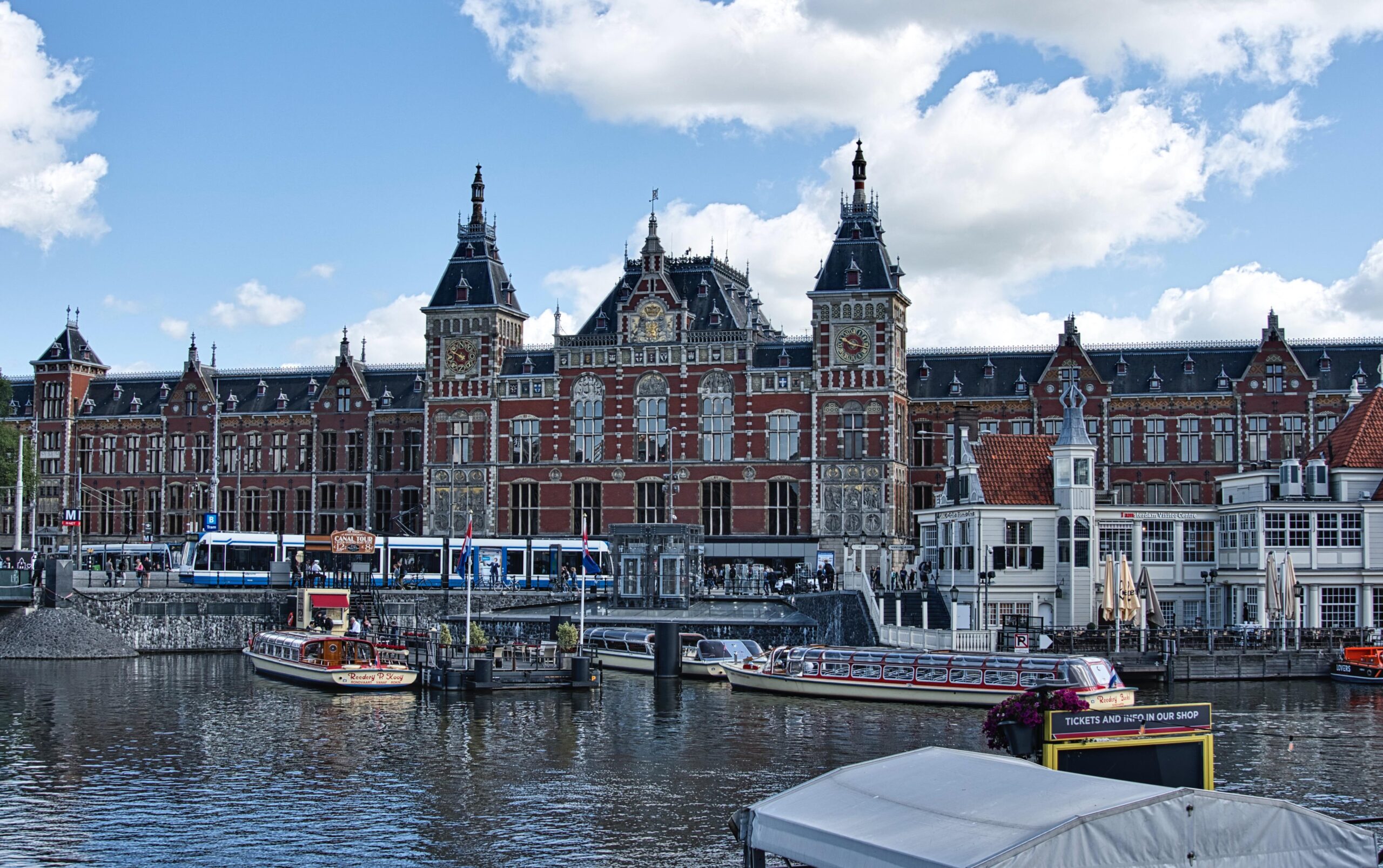 Amsterdam Centraal Station – Historisches Bahnhofsgebäude mit Türmen, Niederlande