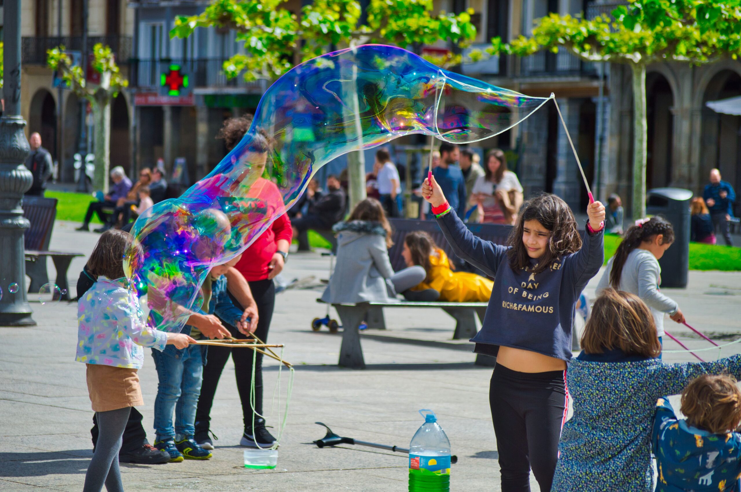 Kinder beim Spielen auf der Straße in Pamplona, Spanien