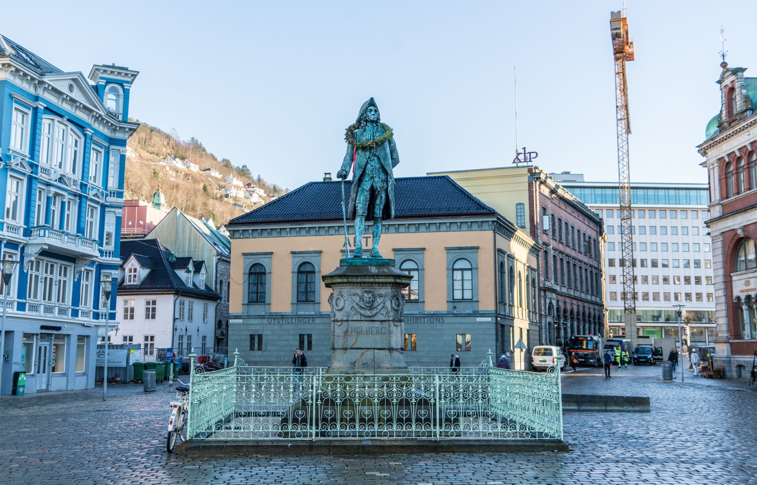 Ludvig Holberg Denkmal Bergen – Bronzestatue des Schriftstellers auf Vågsalmenningen, Norwegen