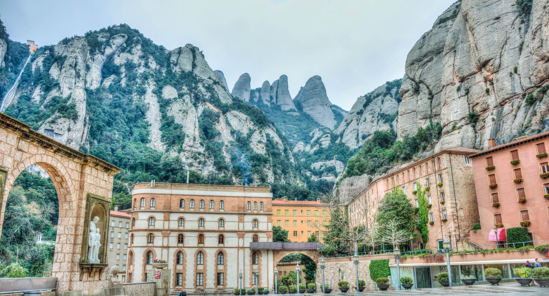 Montserrat Kloster – Heiligtum Kataloniens in den Felsen, Spanien