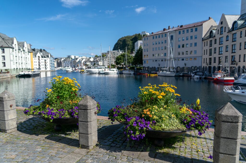 Hafenstadt Norwegen – Stadtpanorama mit Segelyachten, Norwegen