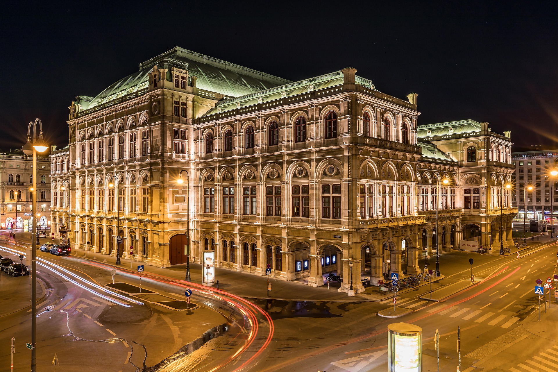 Wien, Oper – Abendvorstellung der Staatsoper mit Publikum und beleuchteter Fassade, Österreich