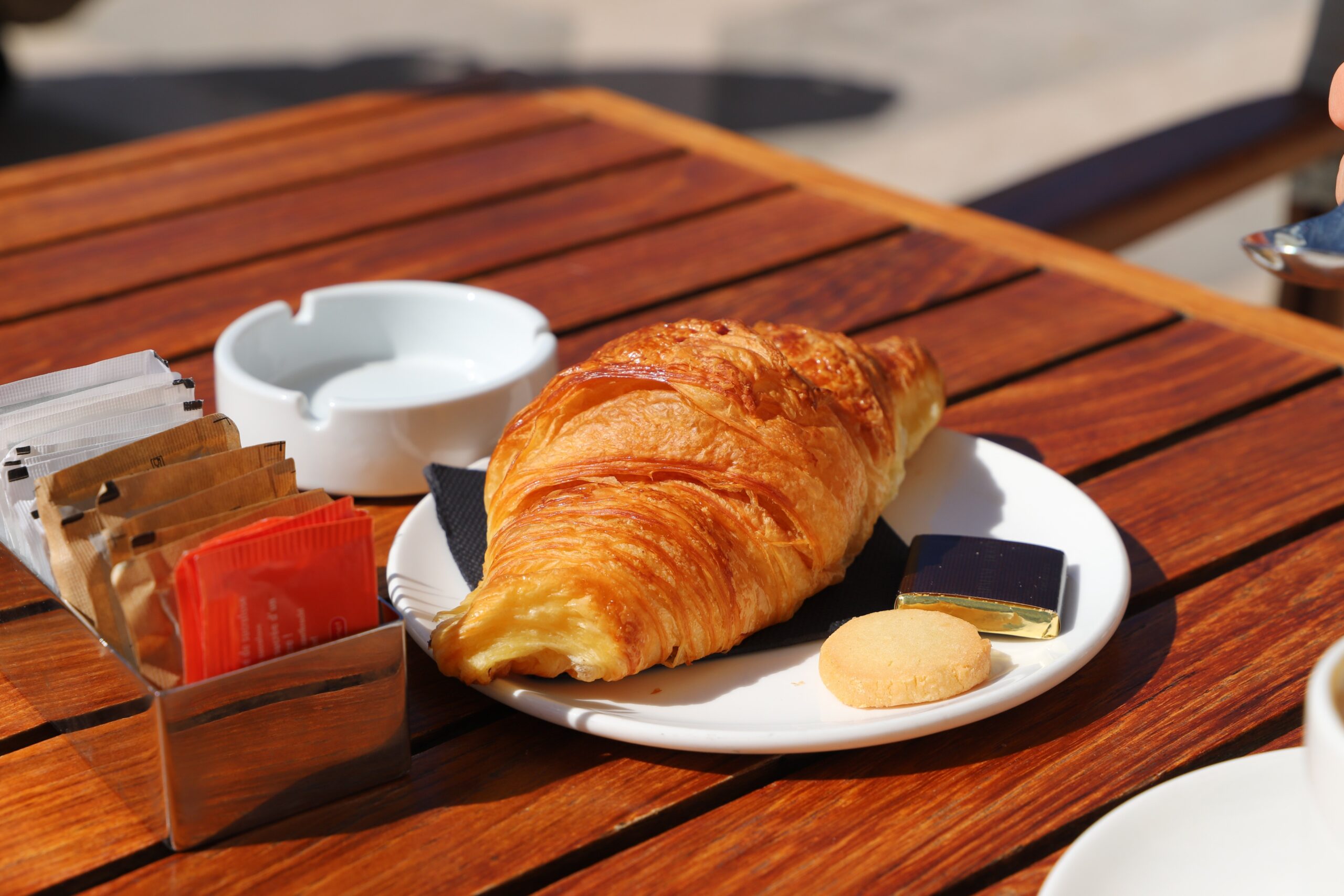 Französische Patisserie – Croissant, Schokolade und Keks auf dem Tisch, Frankreich
