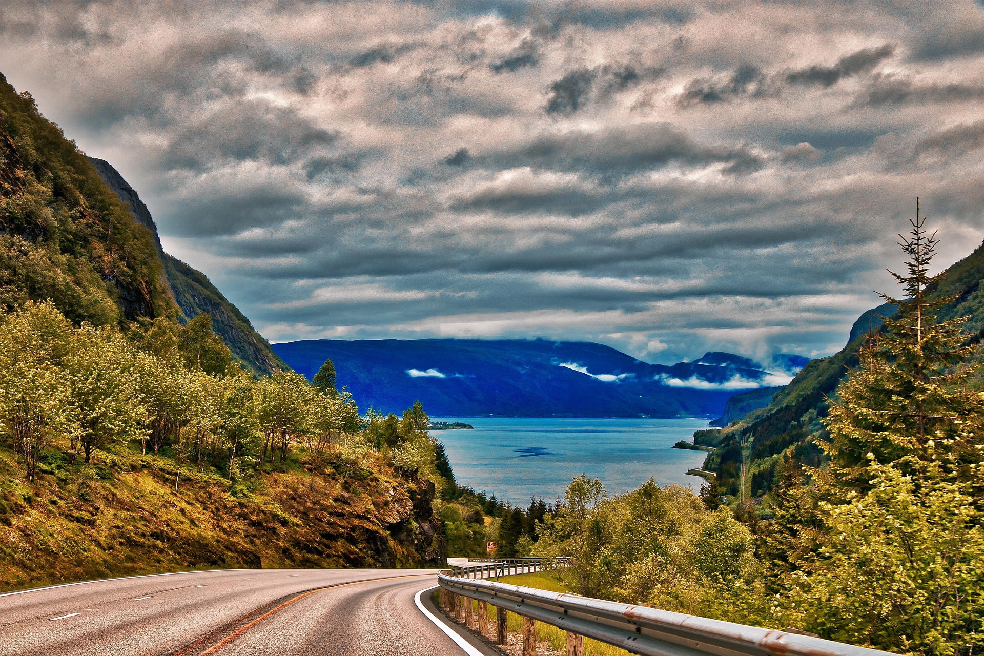 Norwegen – Landstraße in den Bergen mit Blick aufs Wasser, Norwegen