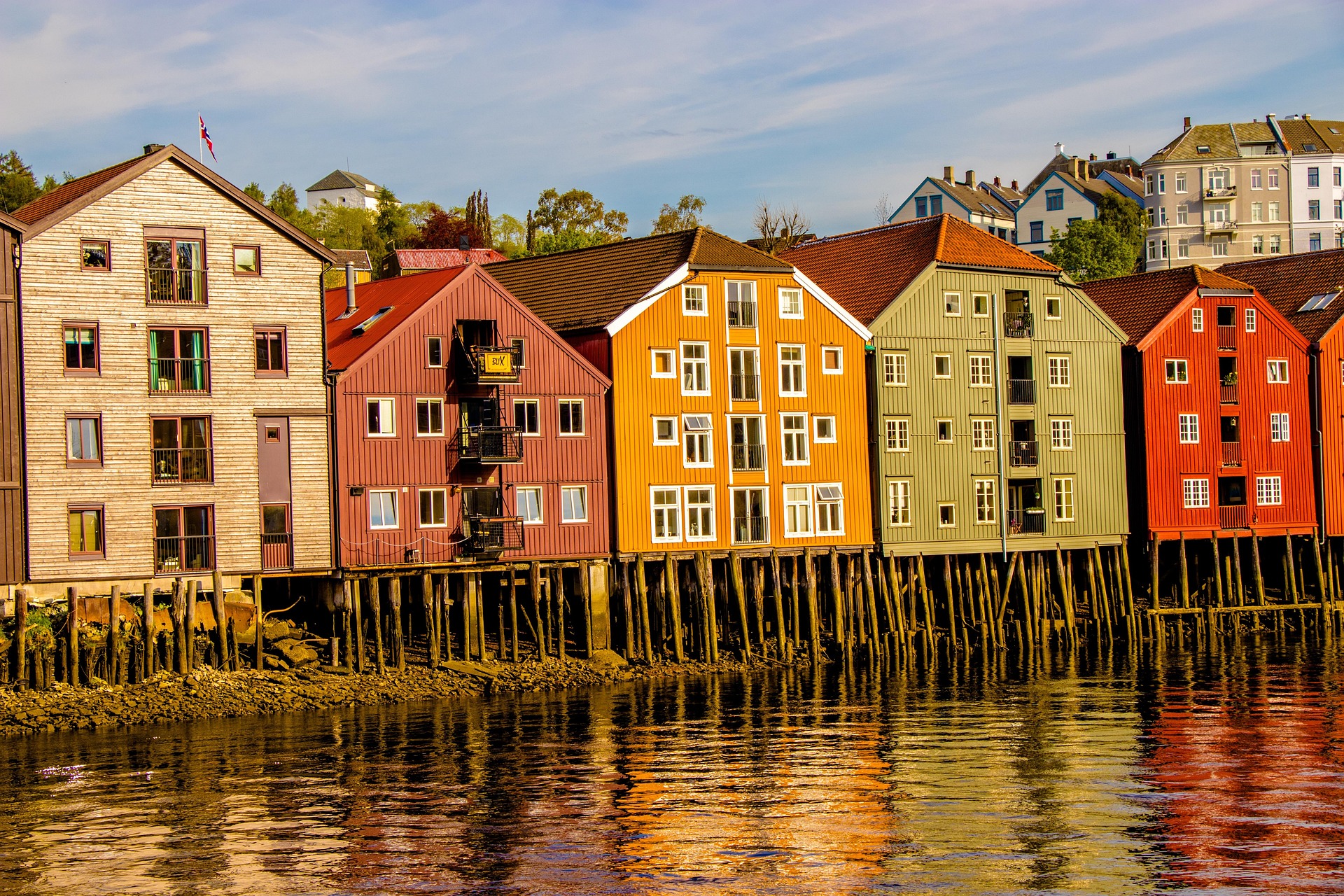 Norwegische Pfahlbauten – Traditionelle Fischerhäuser auf Holzpfählen, Norwegen