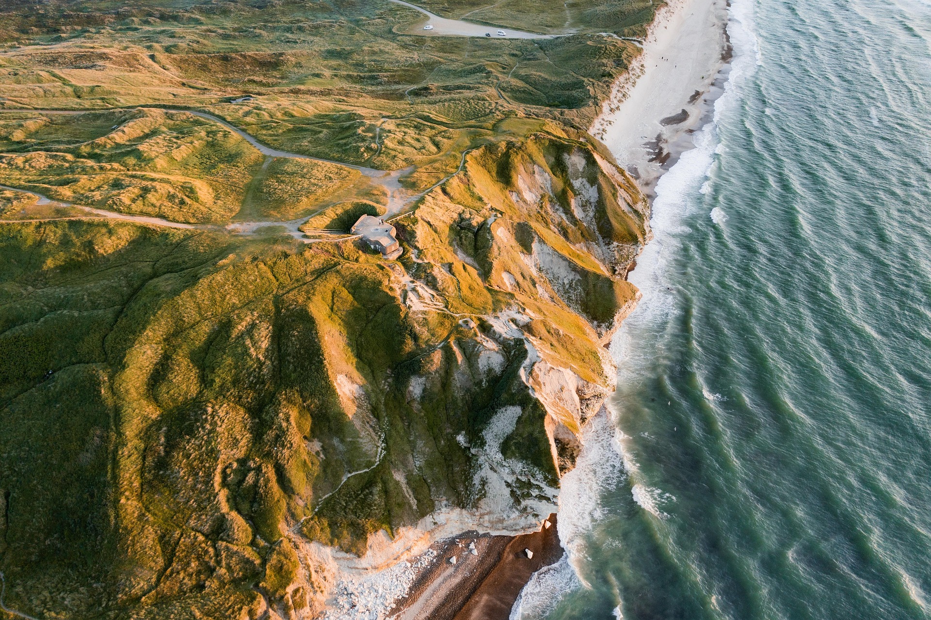Dänemark – Steilküste mit Felsen und Nordseewellen