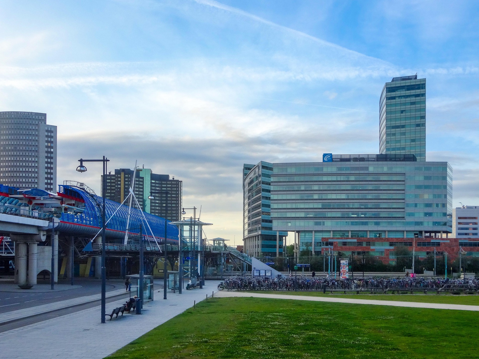 Amsterdam – Moderne Architektur mit Glasfassaden, Niederlande