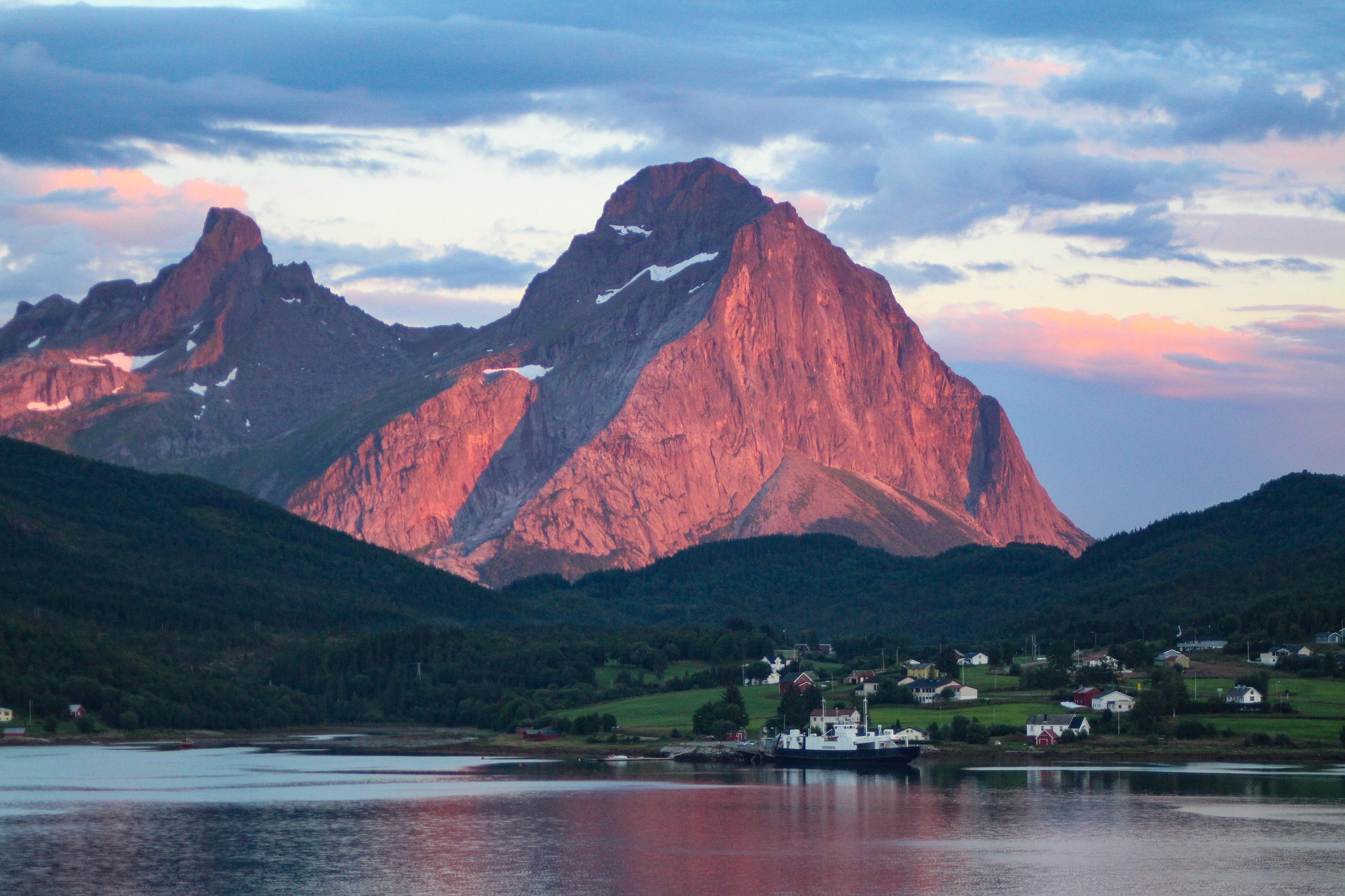 Bergen Norwegen – Dorfansicht beim Sonnenuntergang