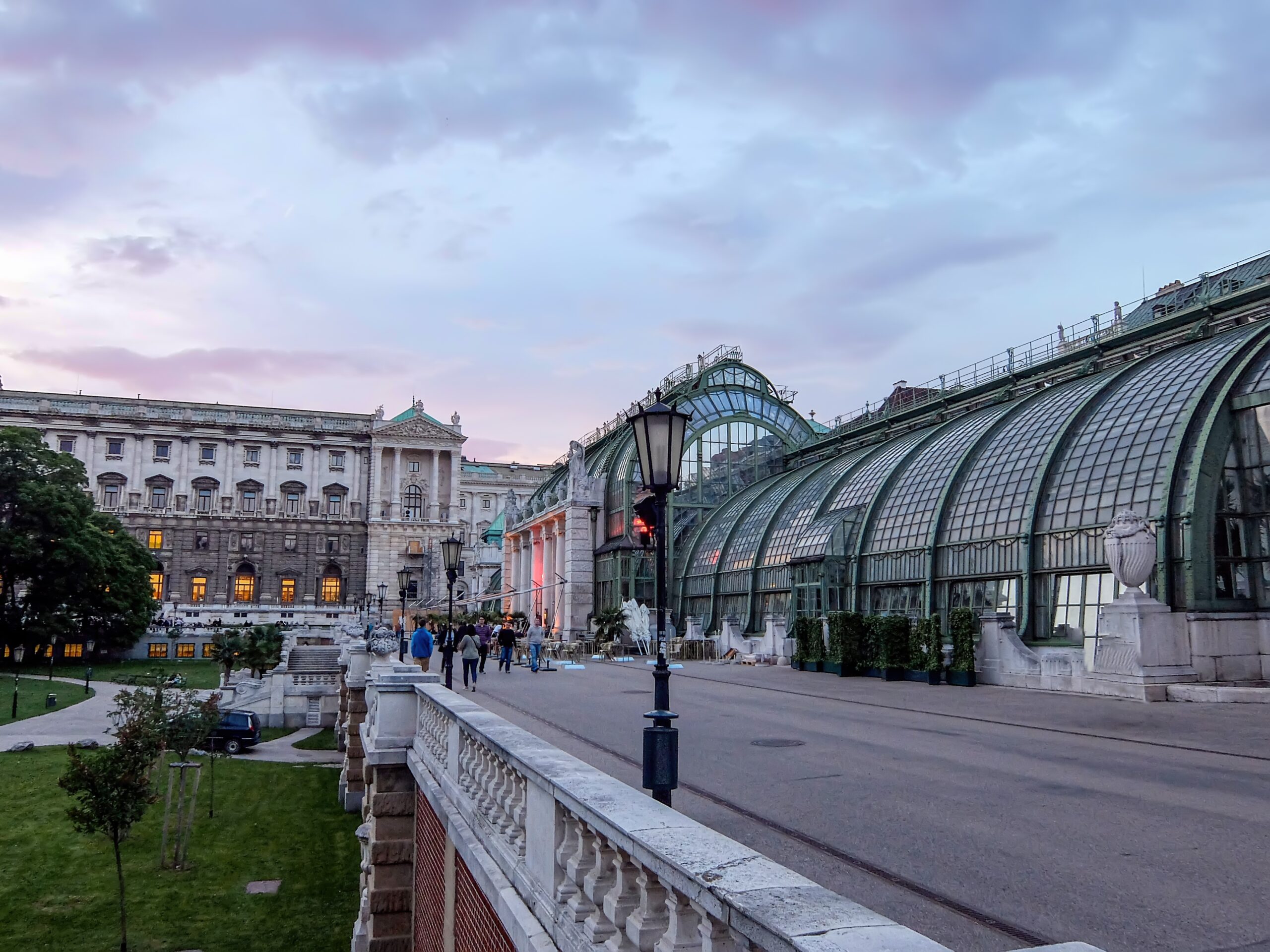 Palmenhaus Wien – Jugendstil-Glashaus im Burggarten mit exotischen Pflanzen beim Sonnenuntergang, Österreich