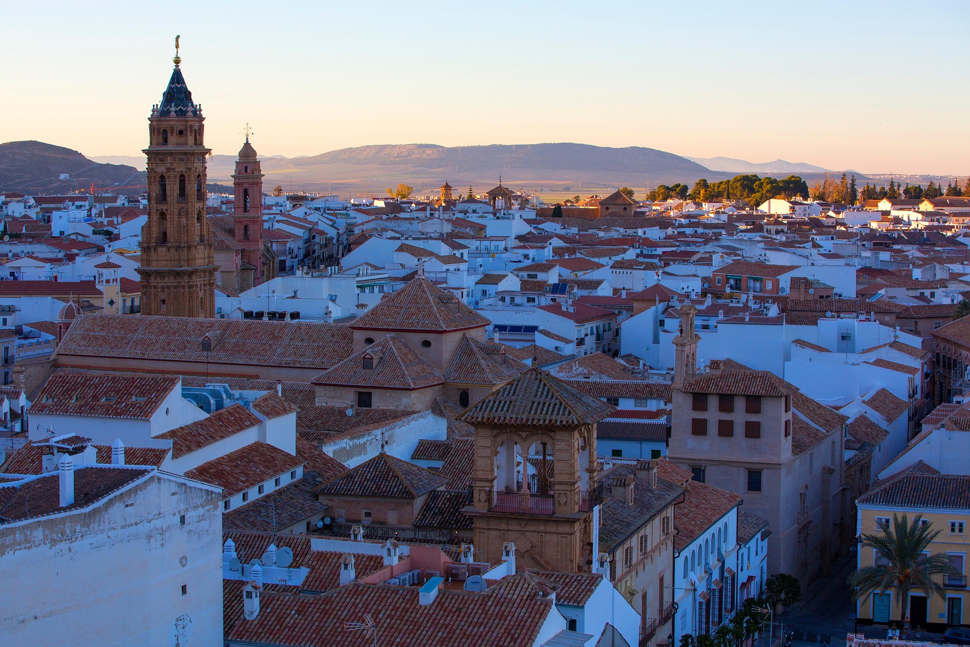 Girona – Stadtansicht mit Kathedrale und farbigen Häusern am Fluss bei Sonnenuntergang, Spanien