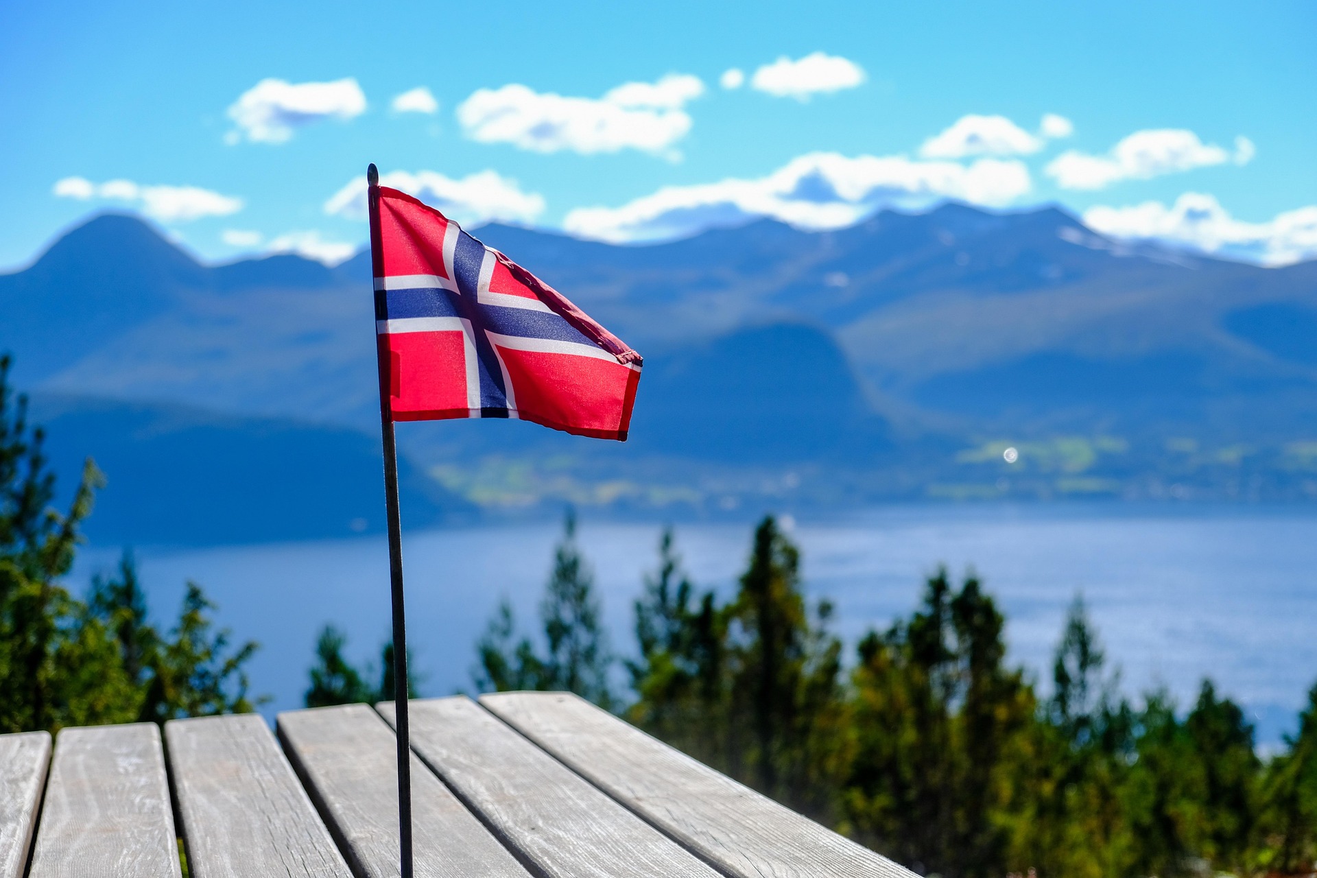 Flagge Norwegens – Skandinavienkreuz in Rot, Weiß und Blau, Norwegen