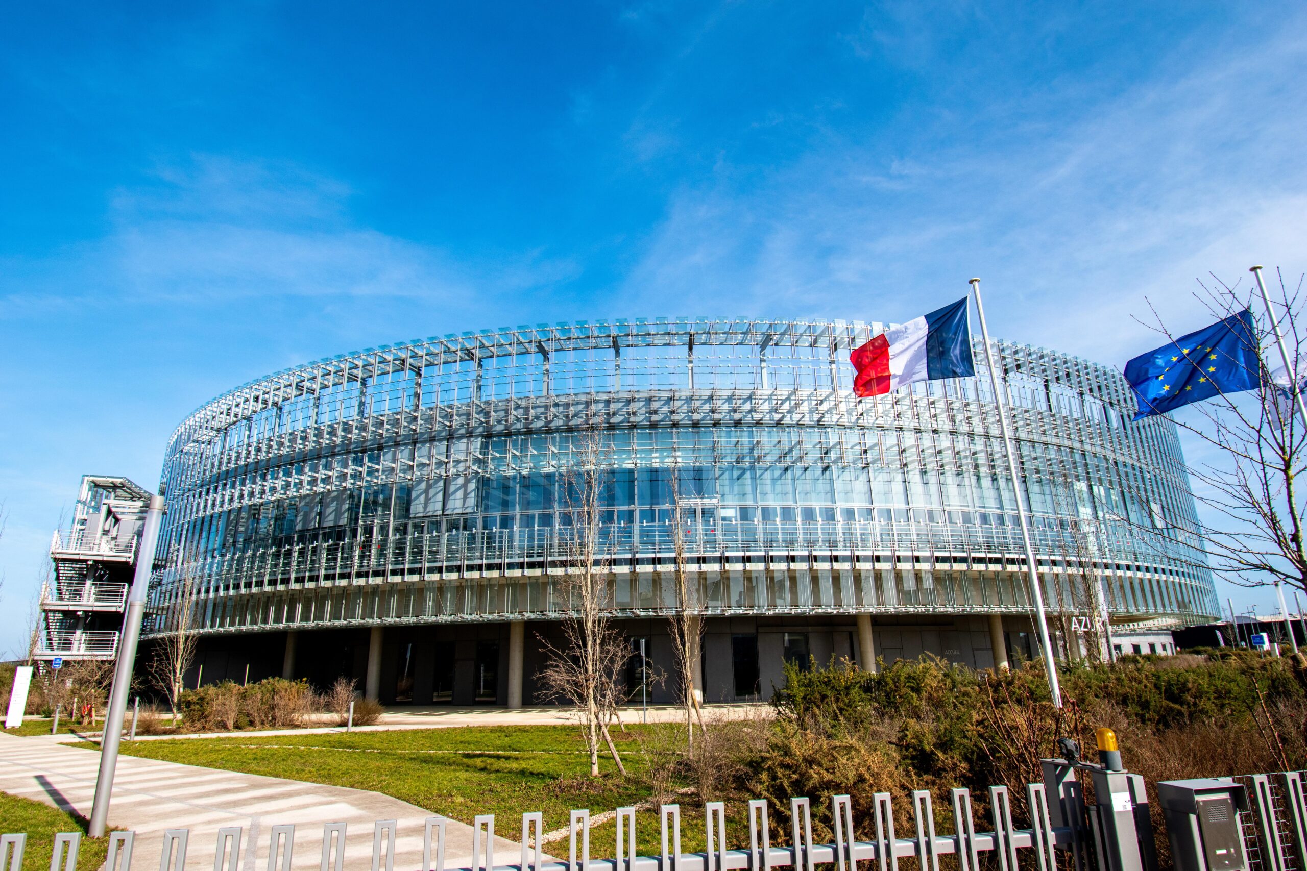 Europäisches Parlament Straßburg – Plenargebäude mit Glasfassade und Flaggen, Frankreich