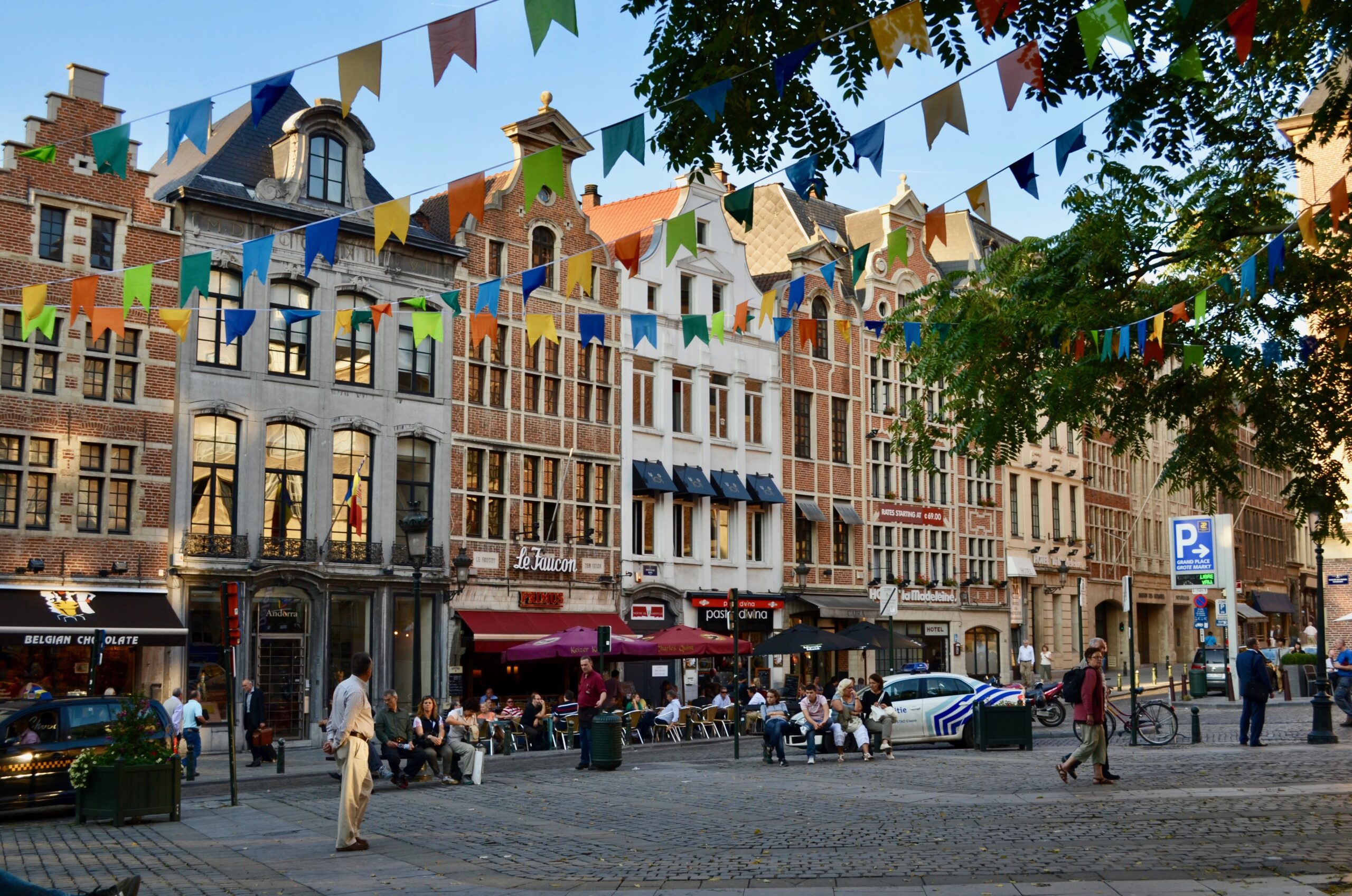 Brüssel – Lebhafte Straßencafés zwischen historischen Gebäuden, Belgien