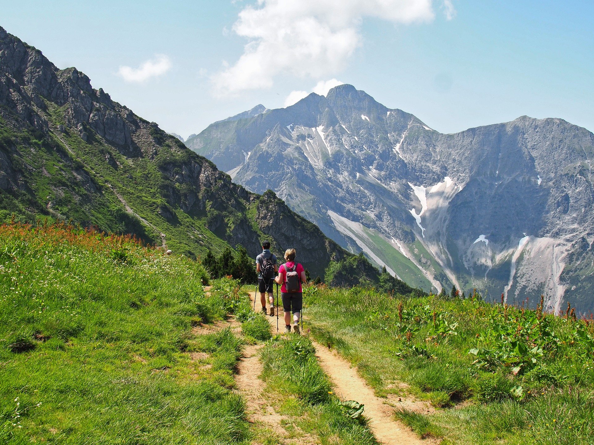 Wandern in den österreichischen Alpen – Wanderer auf Bergpfad mit Gipfelpanorama, Österreich