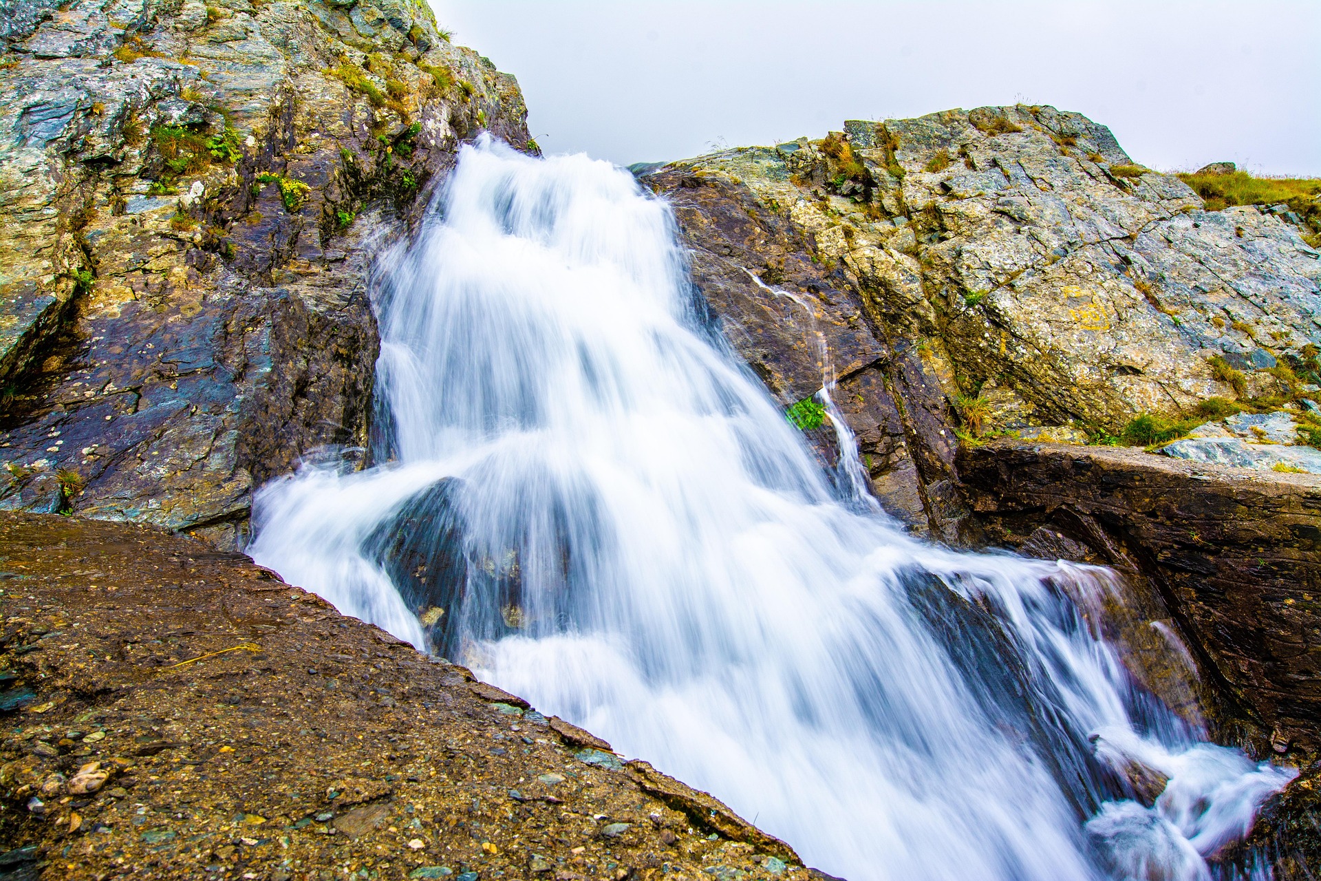 Wasserfall – Kaskade in den Bergen, Norwegen