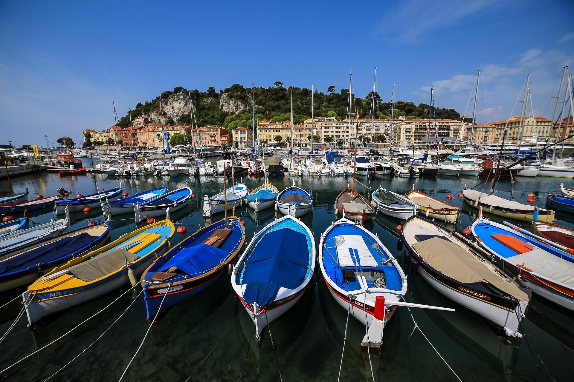 Yachten und Boote an der Französischen Riviera – Stadtkulisse im Hintergrund, Frankreich