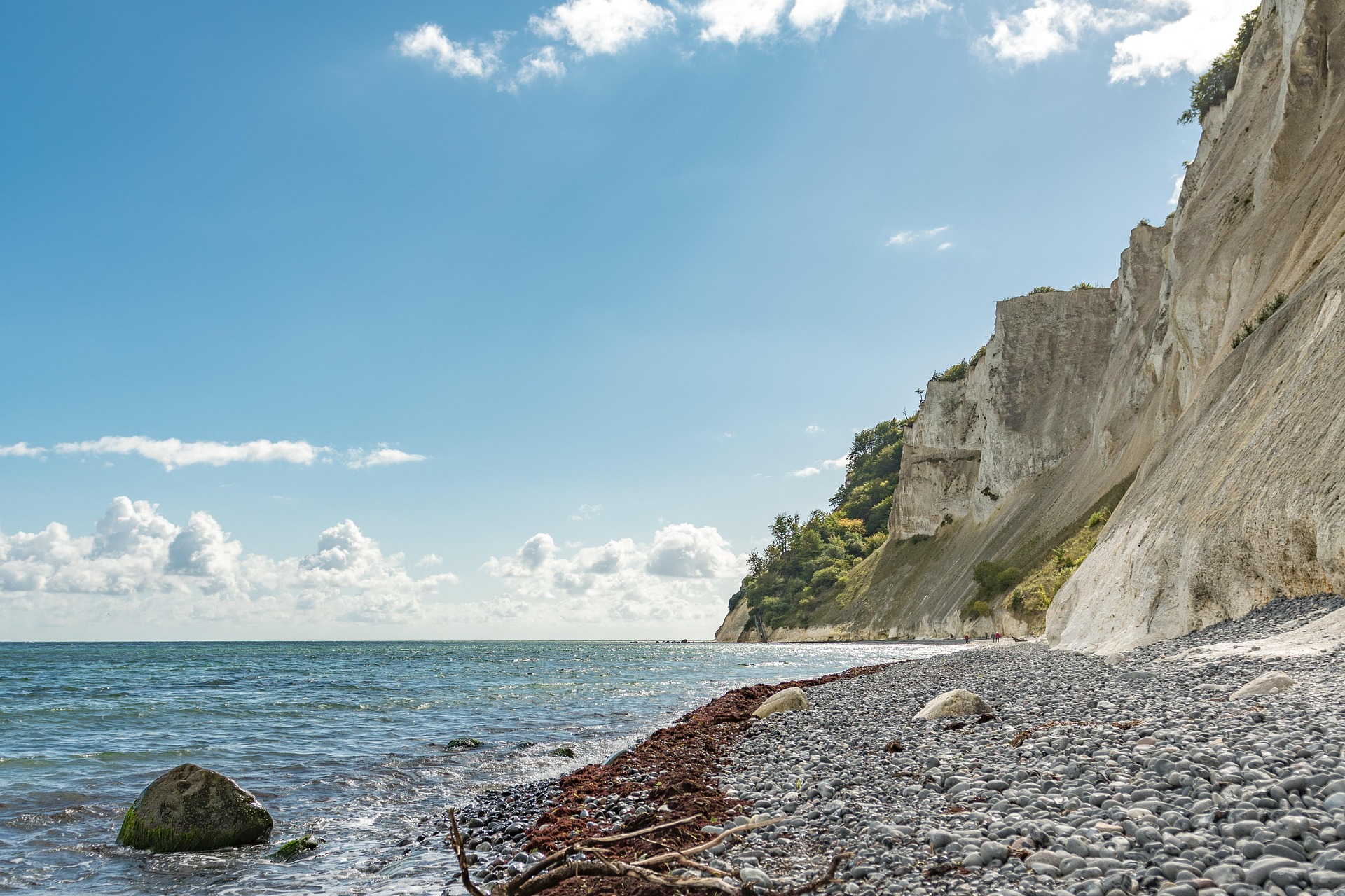 Nordsee Dänemark – Steinstrand mit Wellen und Küstenlinie, Dänemark