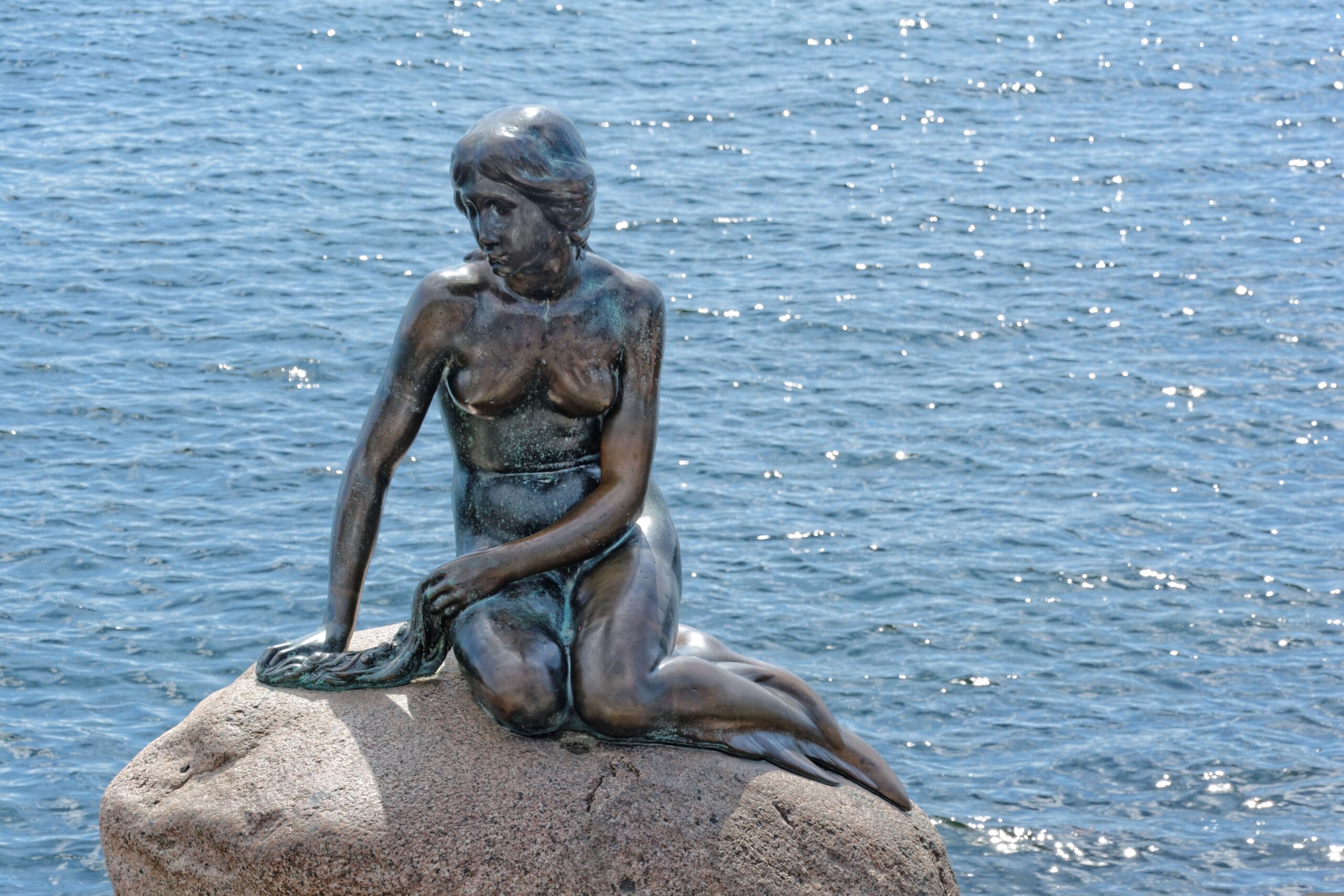 Kleine Meerjungfrau Kopenhagen – Bronzestatue von Hans Christian Andersens Märchenfigur, Dänemark