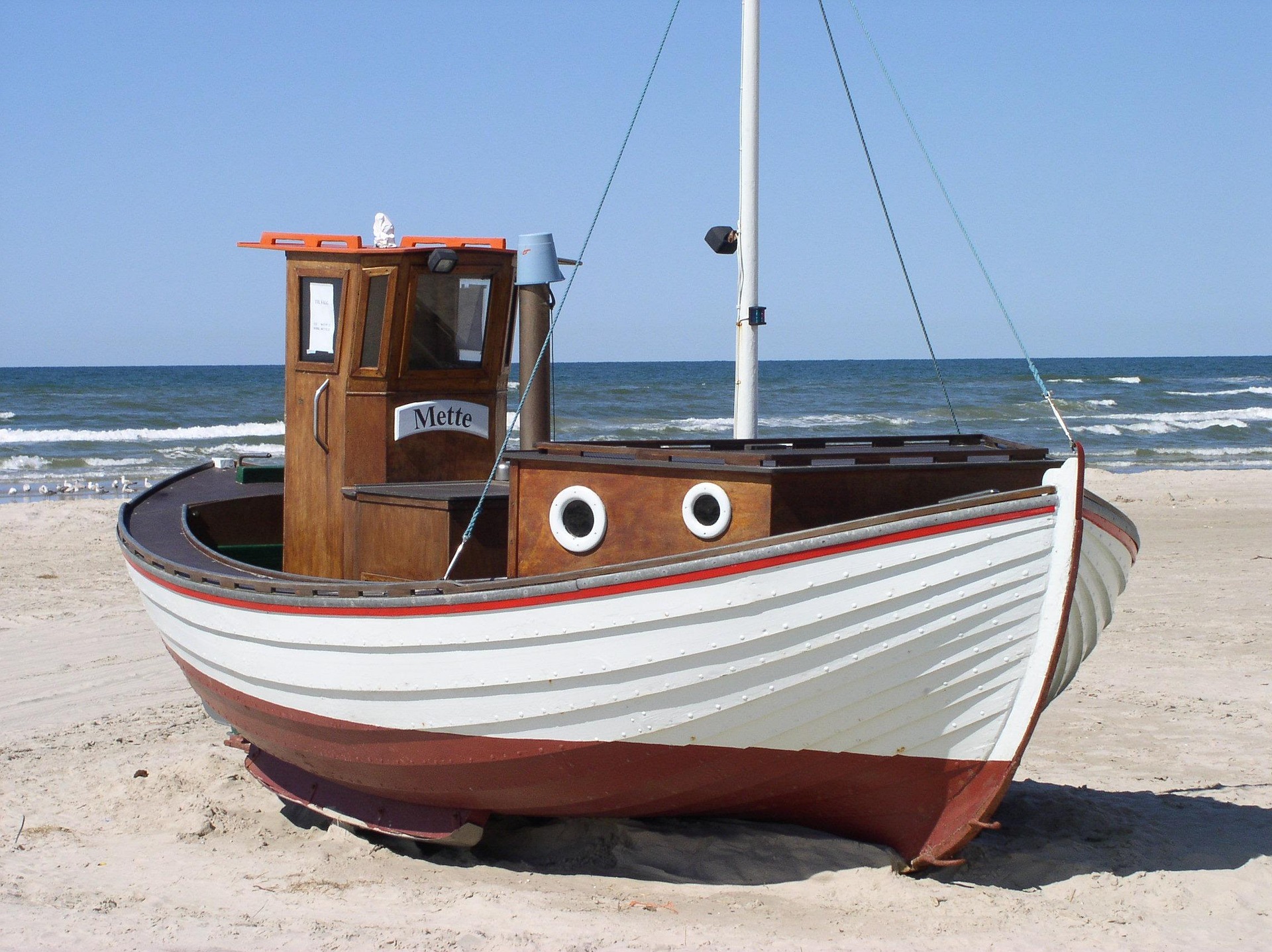 Dänische Küste – Altes Holzboot auf Sand, Dänemark