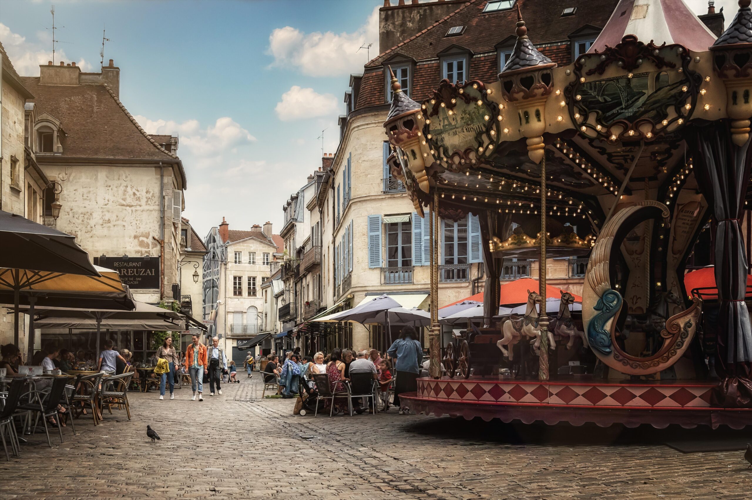 Karussell in der Altstadt – Historisches Kinderkarussell mit bunten Pferden, Frankreich