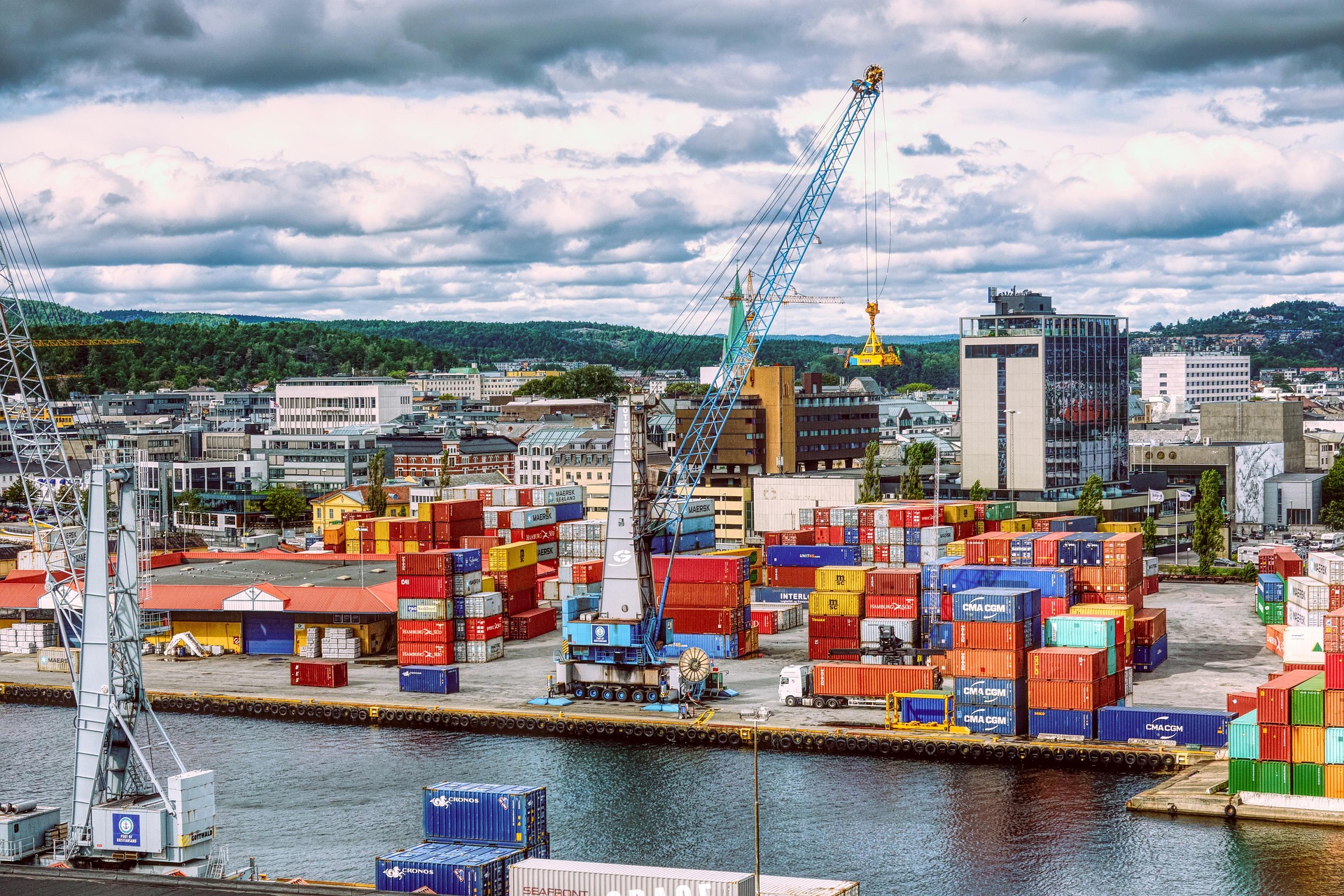 Containerterminal Norwegen – Lagerei von Überseecontainern an der Küste, Norwegen