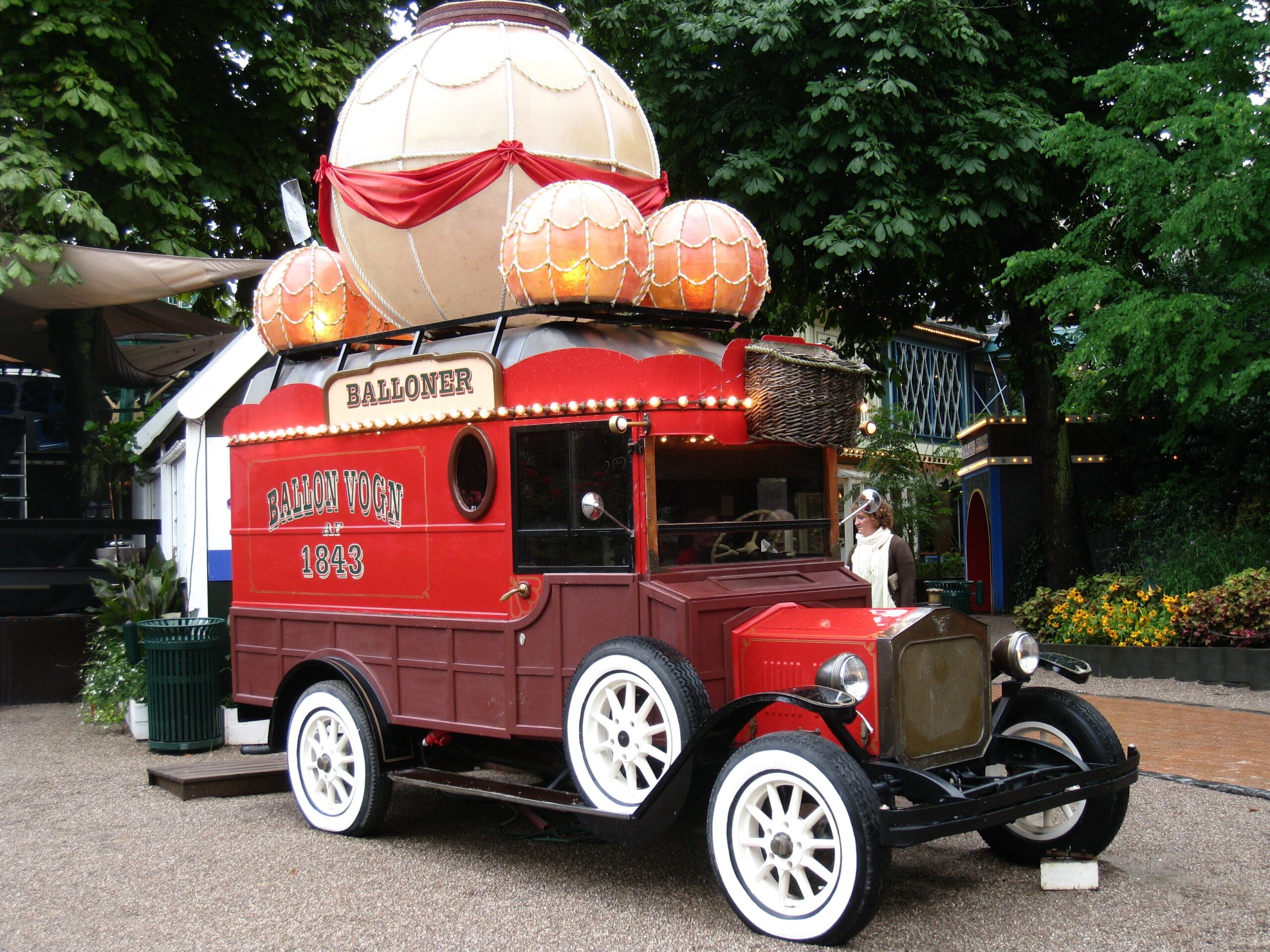 Alter Ballonvogn Dänemark – Historischer Wagen mit Ballons dekoriert