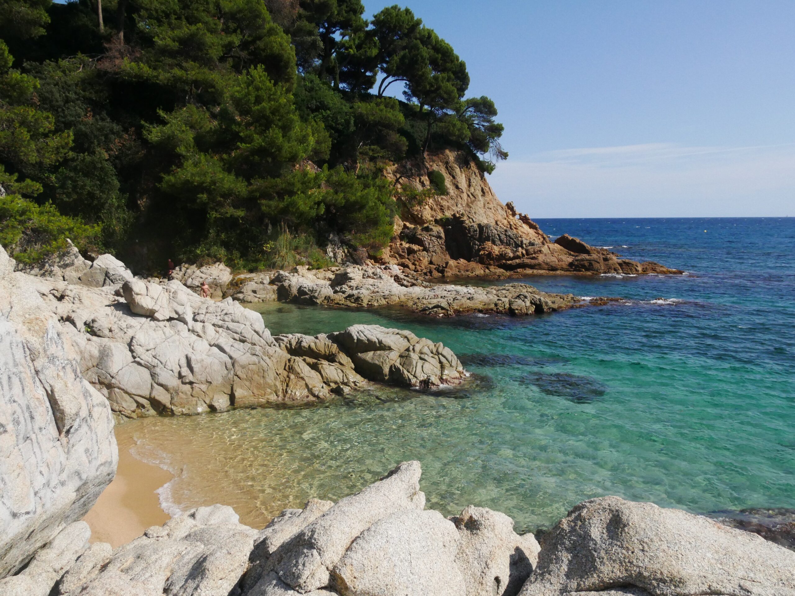 Costa Brava, Katalonien – Felsenküste mit Buchten und türkisblauem Wasser, Spanien
