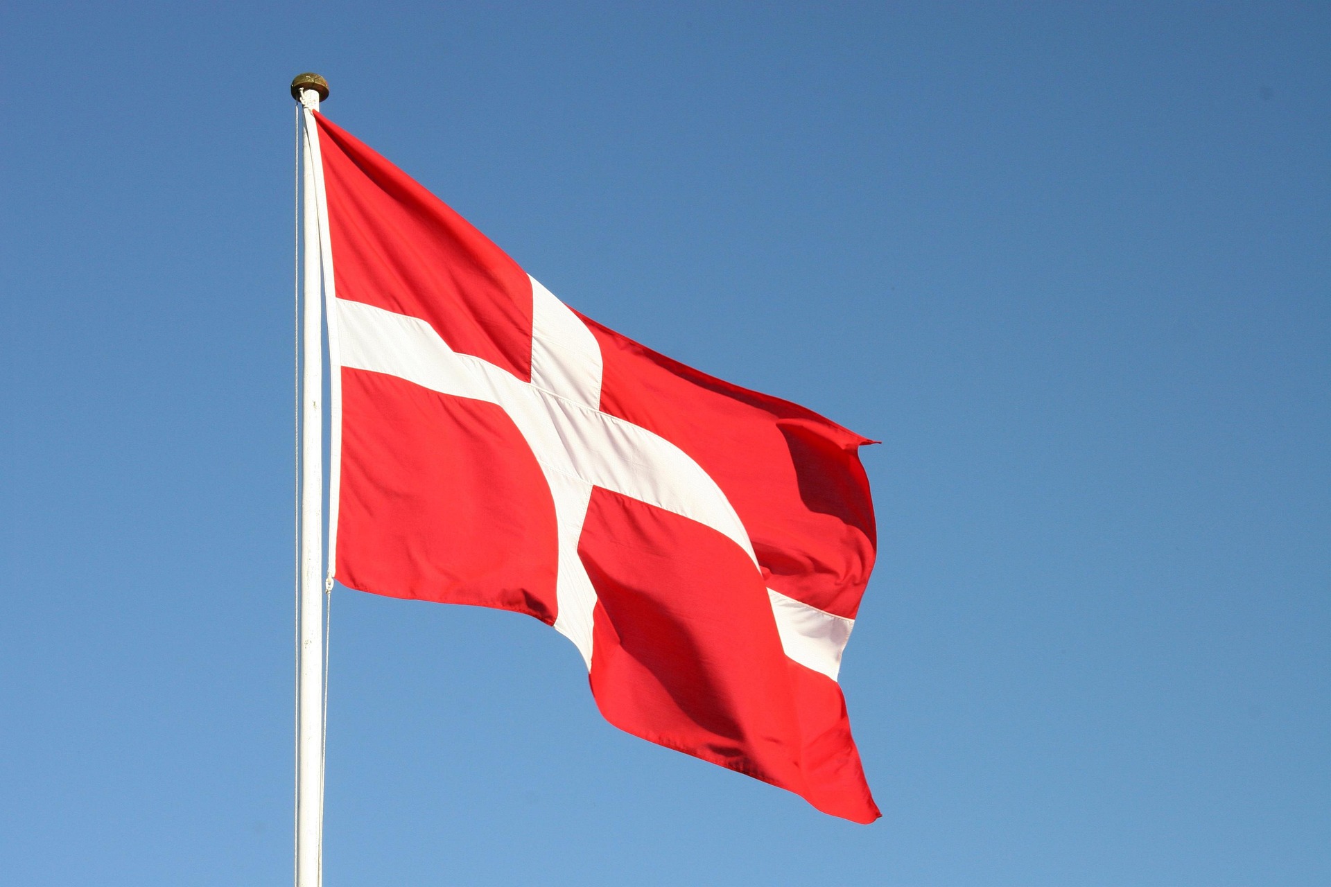 Dänemark – Wehende rote Flagge mit Skandinavienkreuz, Dänemark