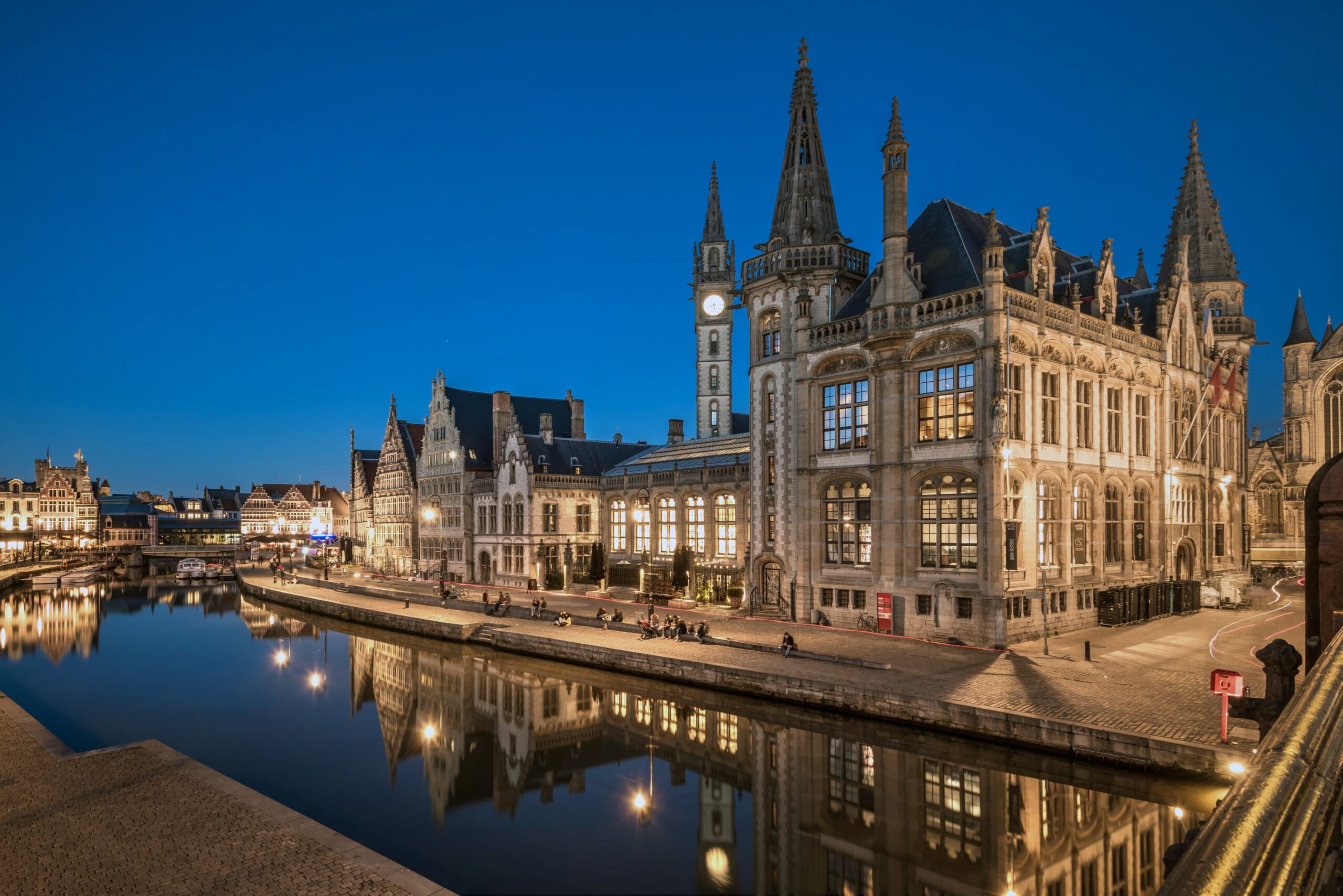 Nächtlicher Kanal in Brüssel – Spiegelungen der Lichter im Wasser, Belgien
