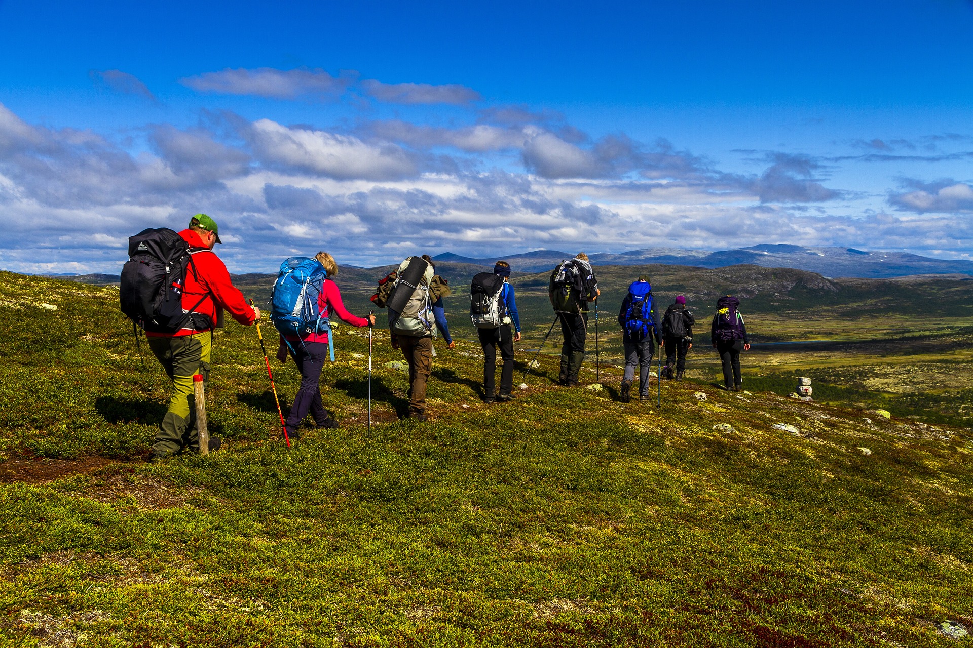 Norwegische Berge – Wanderer auf schmalem Pfad