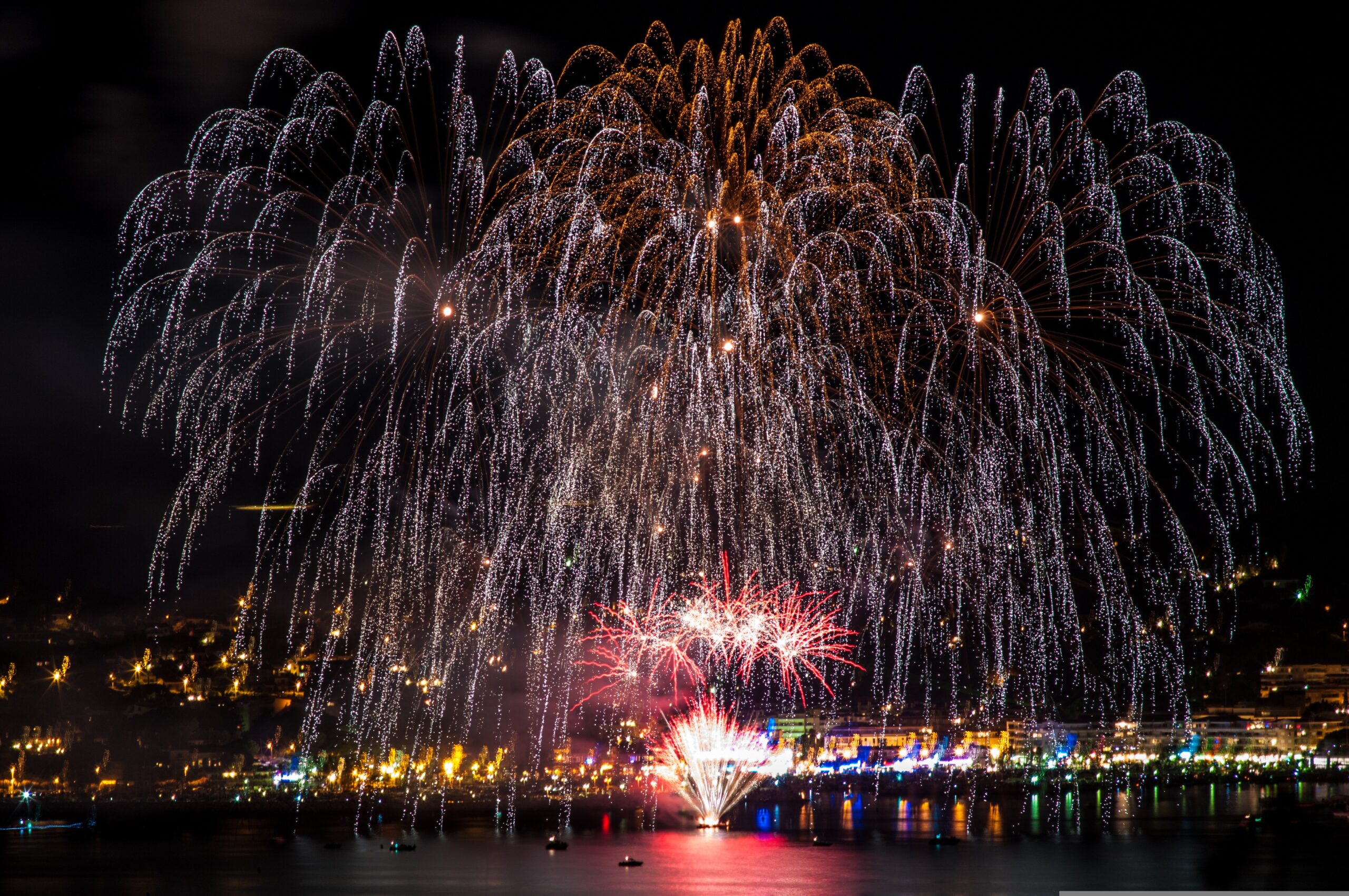 Frankreichs Nationalfeiertag – Mediterrane Stadt mit nächtlichem Feuerwerk, Frankreich