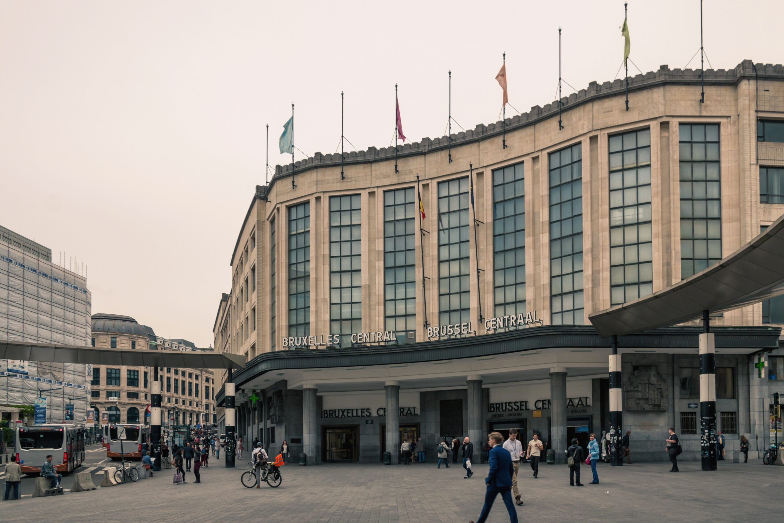 Brussel Centraal – Zentralbahnhof mit moderner Architektur und wellenförmigem Dach, Belgien