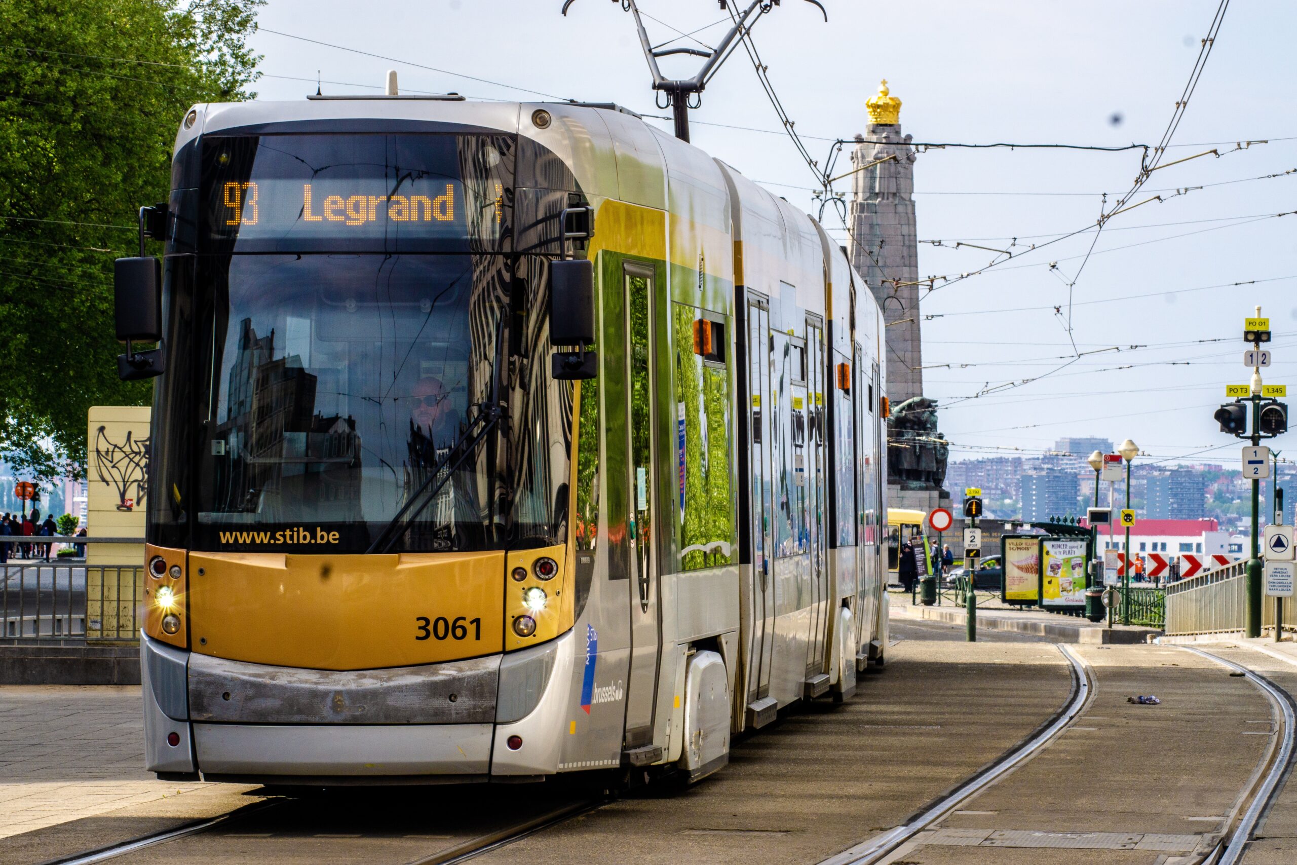Brüssel – Gelbe Tram im Stadtverkehr, Belgien