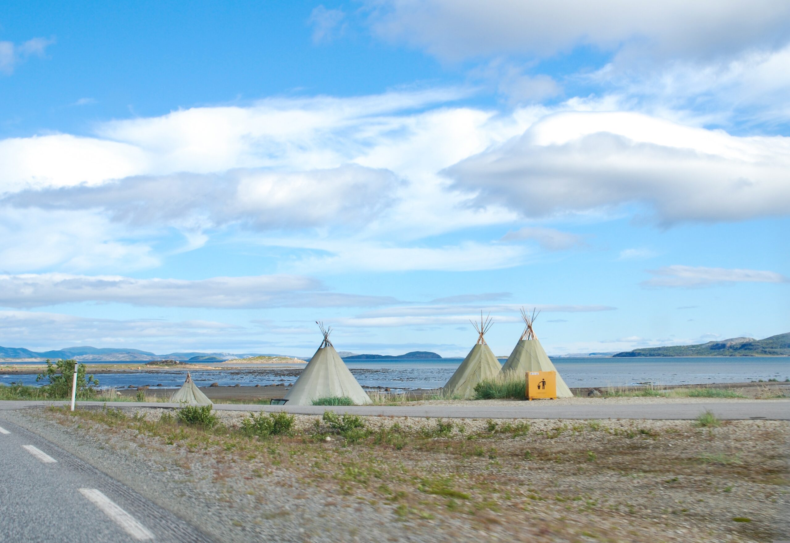 Norwegen – Traditionelle Lavvus aus Holz und Stoff an der Küste