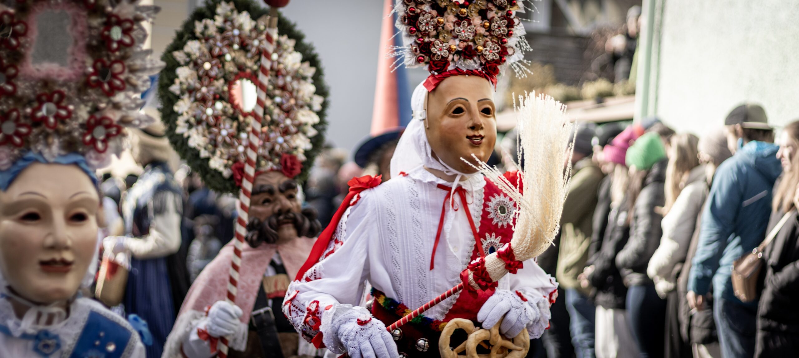 UNESCO Imster Schemenlaufen – Fasnachtsumzug mit geschnitzten Holzmasken, Tirol, Österreich